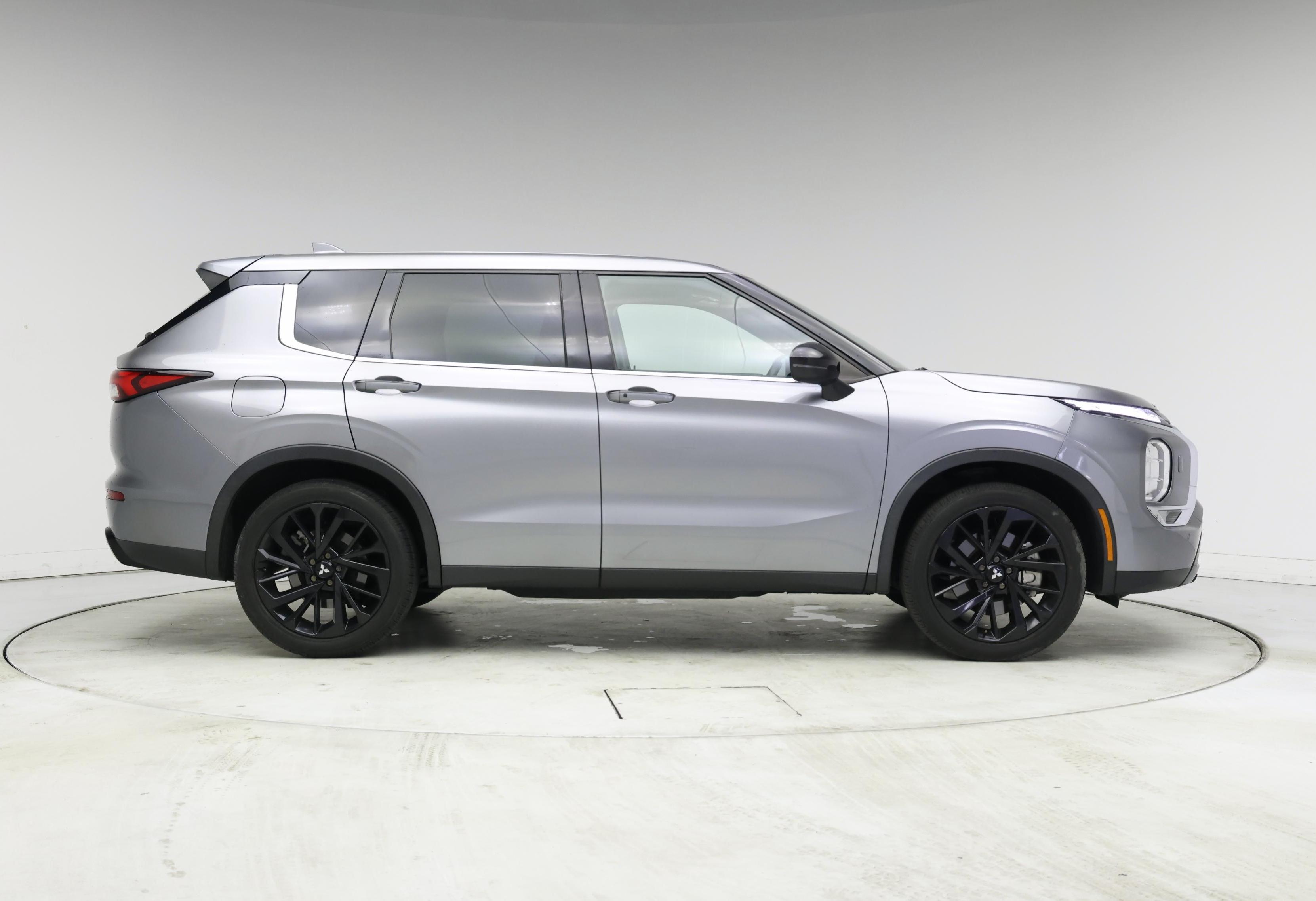 Thumbnail: 2022 Mitsubishi Outlander - 7