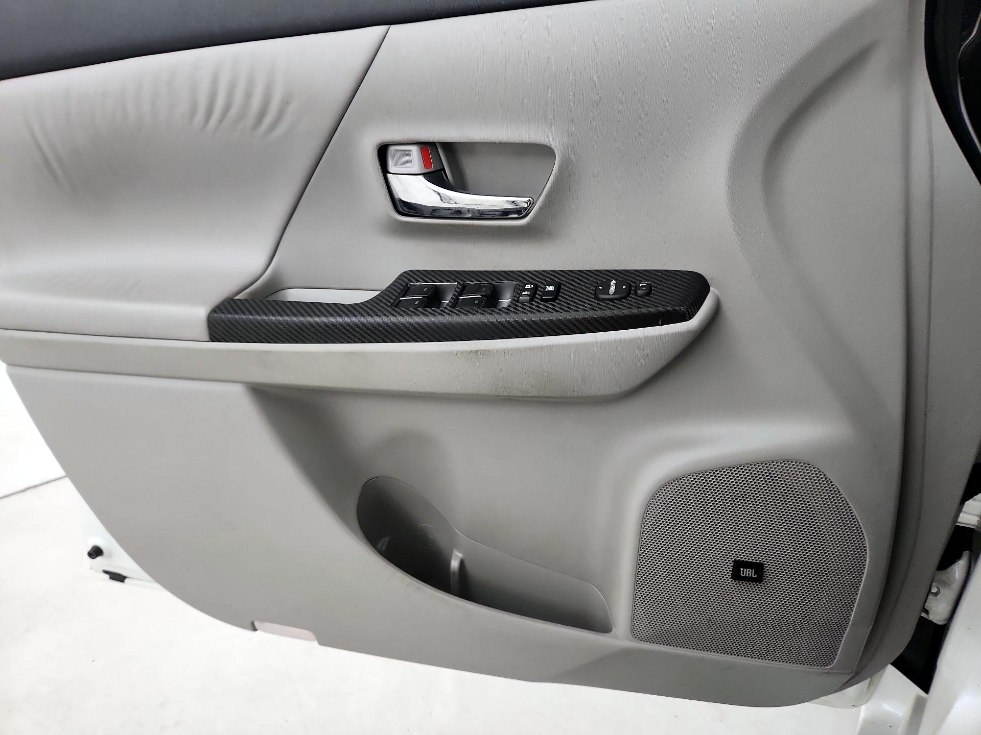 Thumbnail: 2017 Toyota Prius v - 12