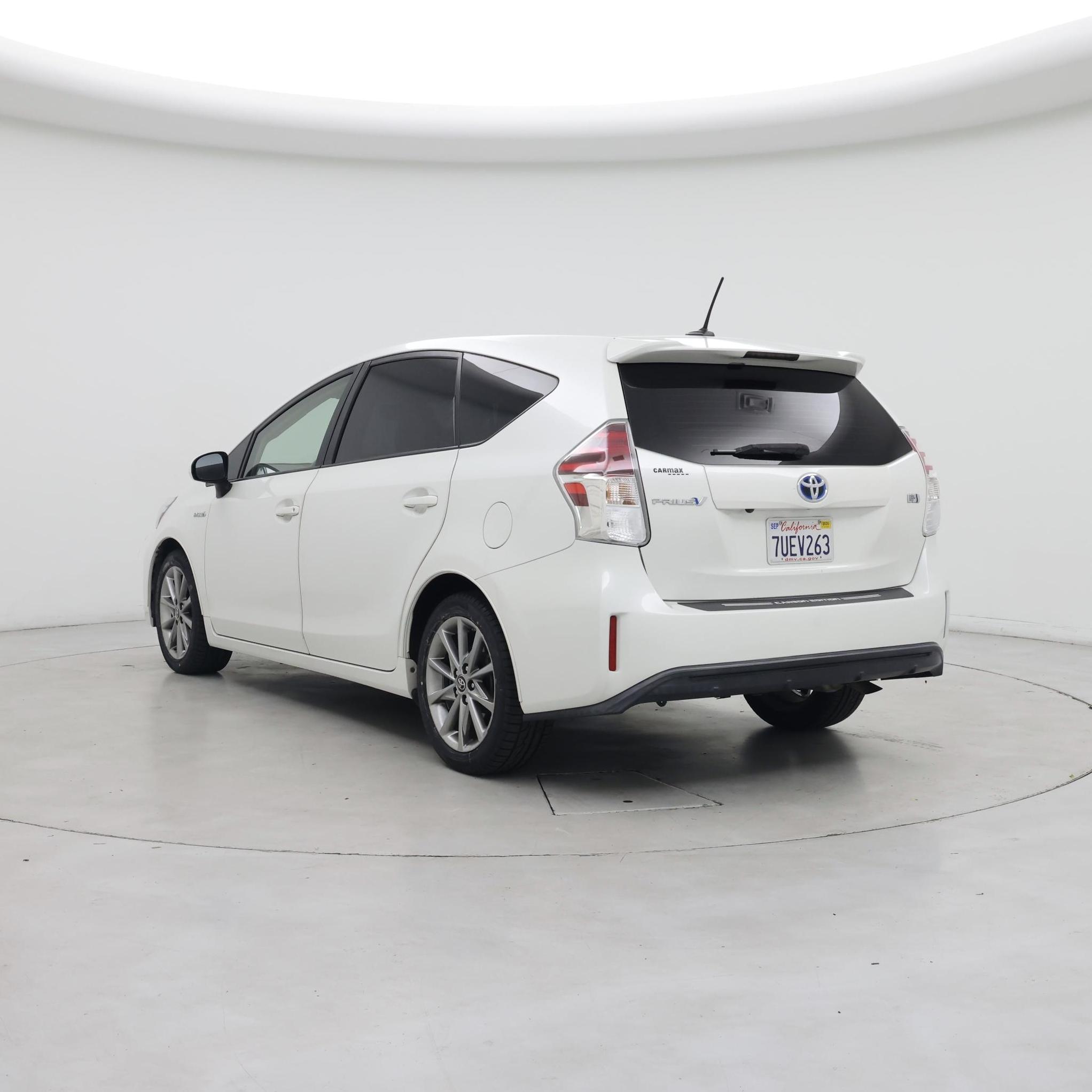 Thumbnail: 2017 Toyota Prius v - 2