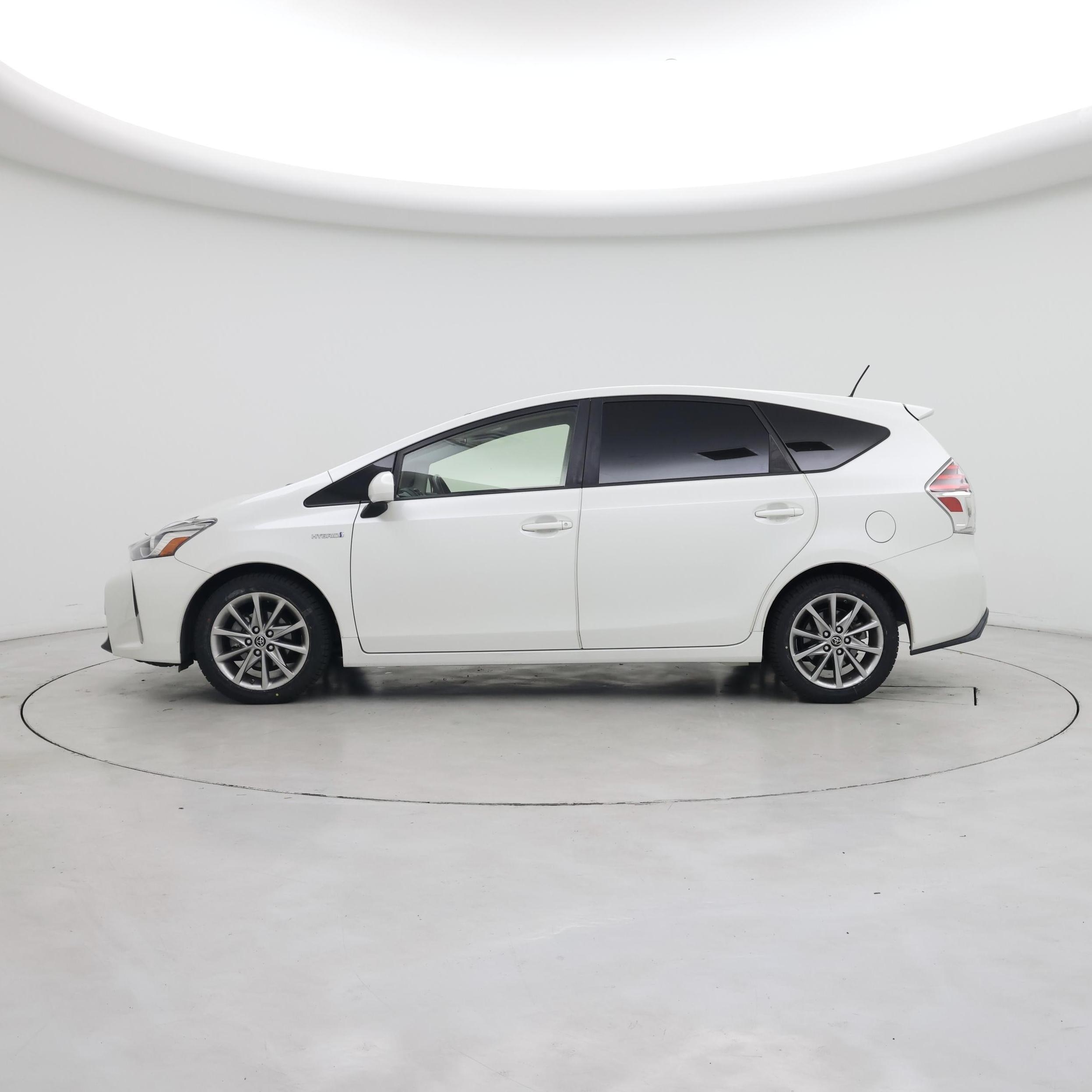 Thumbnail: 2017 Toyota Prius v - 3