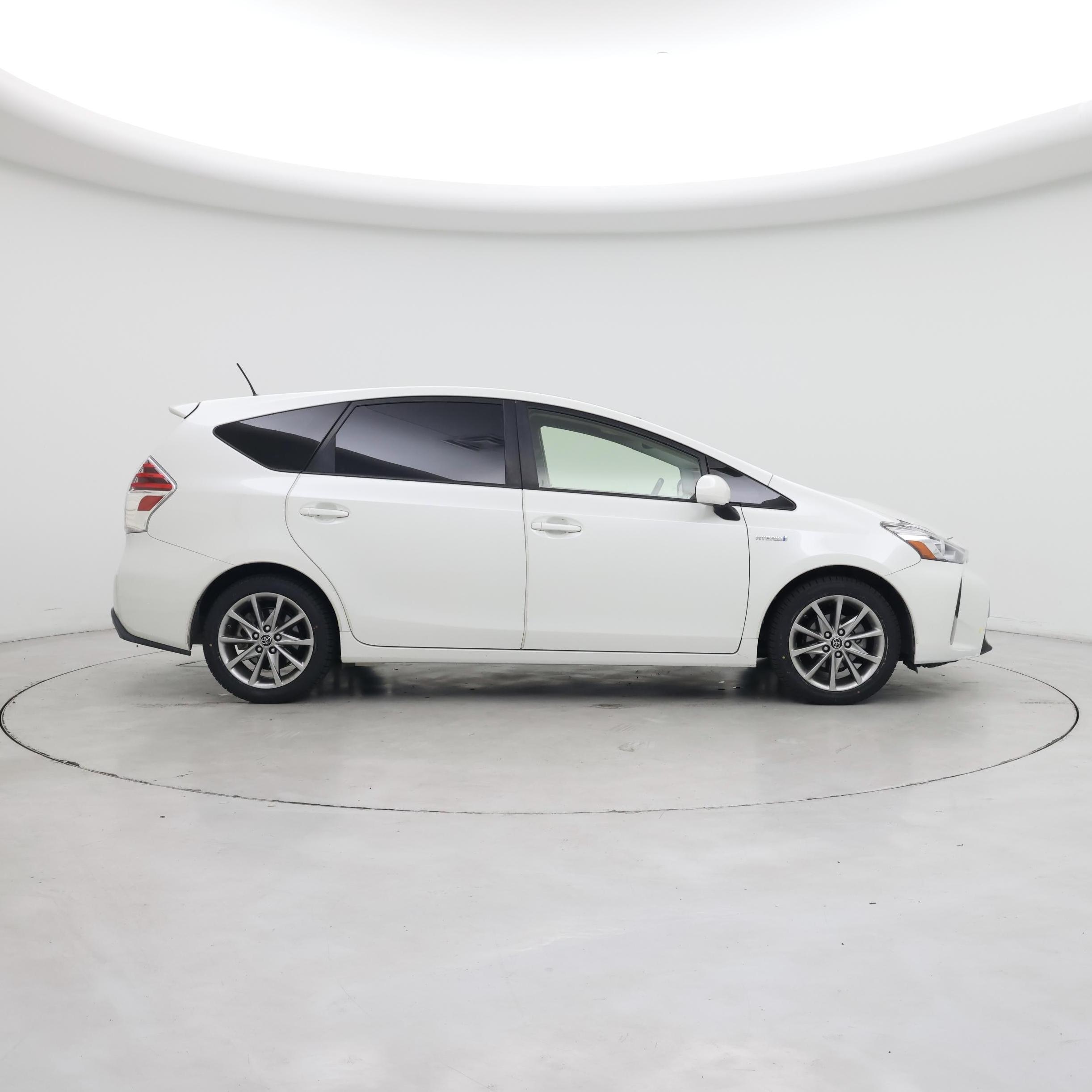 Thumbnail: 2017 Toyota Prius v - 7