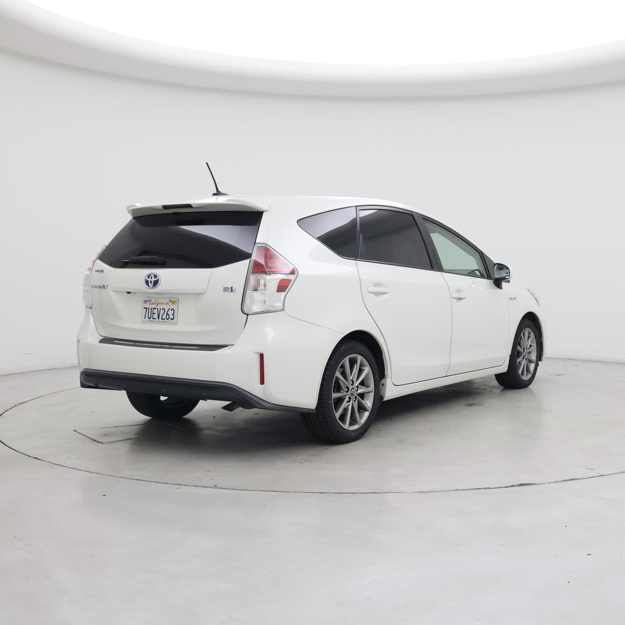 Thumbnail: 2017 Toyota Prius v - 8
