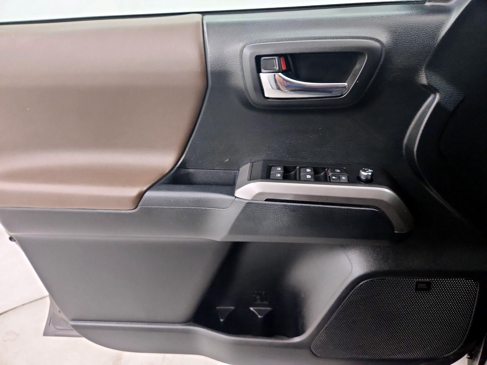 Thumbnail: 2017 Toyota Tacoma - 12