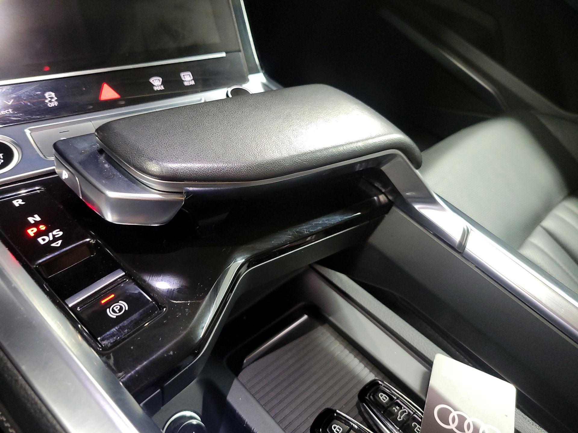 Thumbnail: 2022 Audi e-tron S - 16