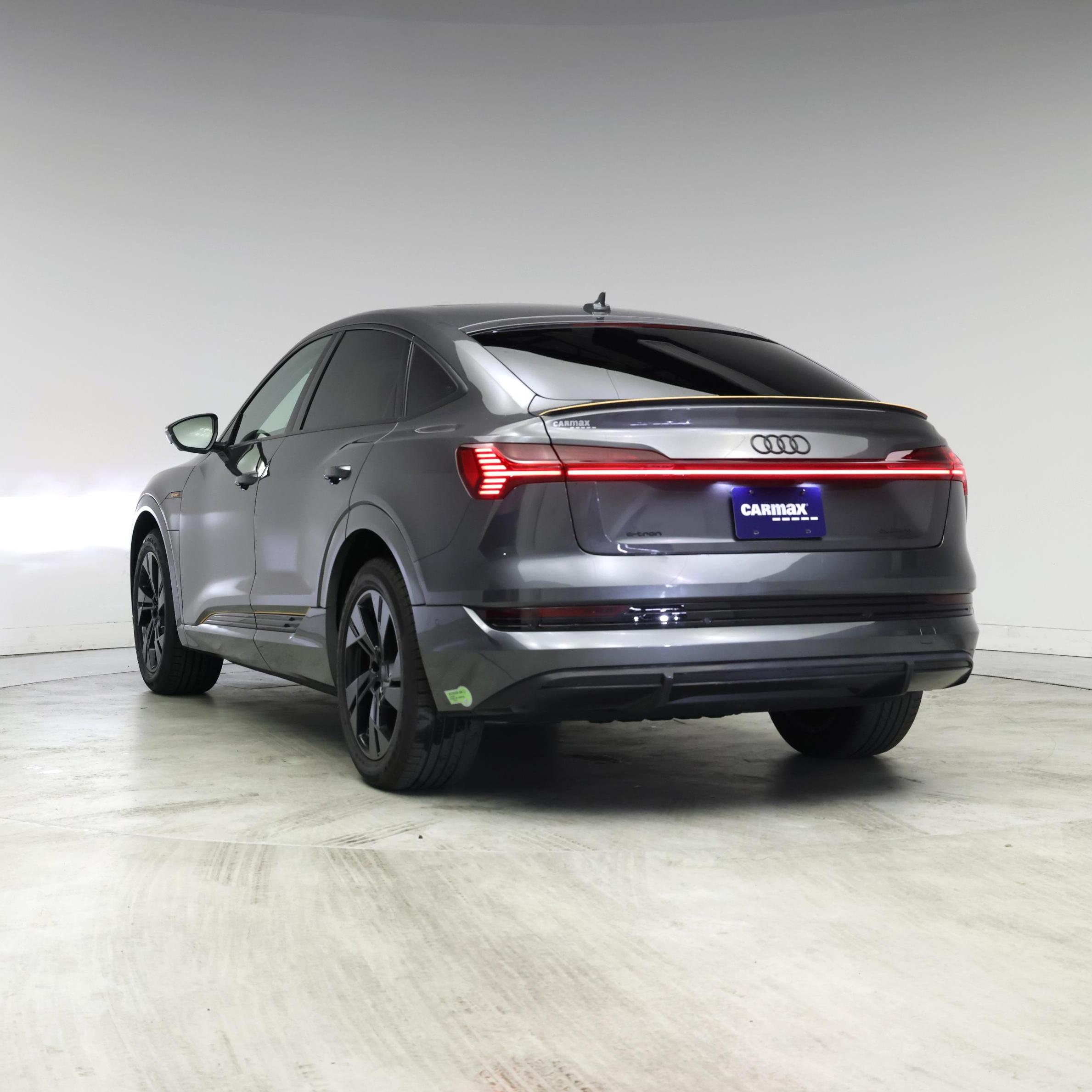 Thumbnail: 2022 Audi e-tron S - 2