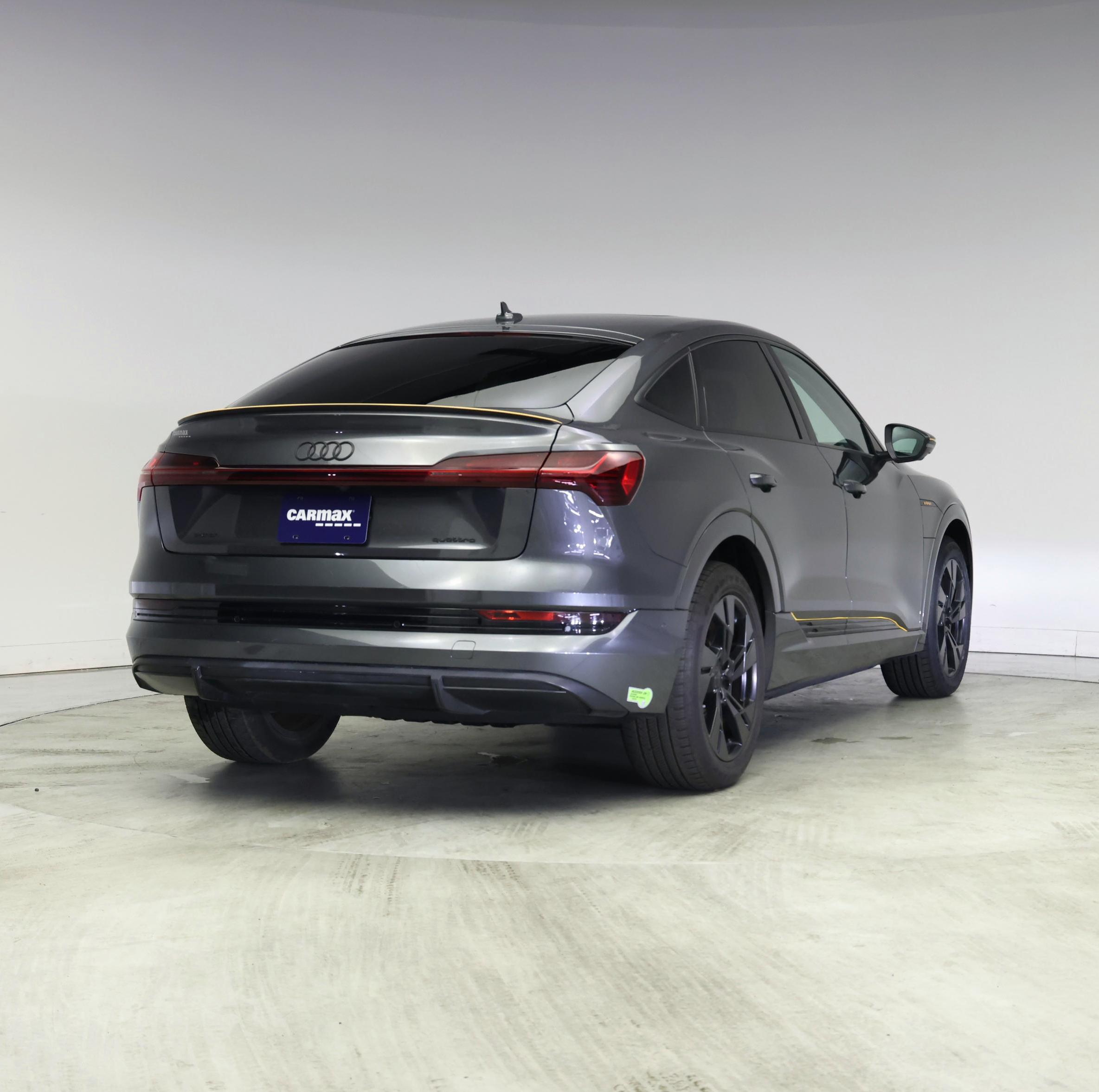 Thumbnail: 2022 Audi e-tron S - 8