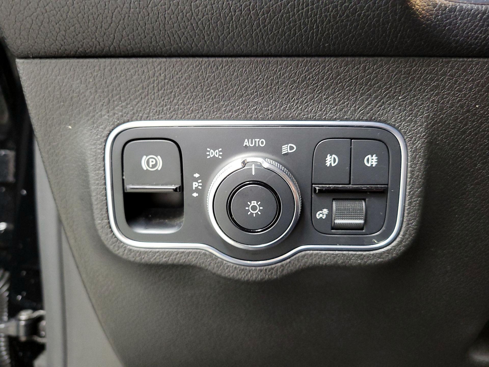 Thumbnail: 2021 Mercedes-Benz GLB - 13