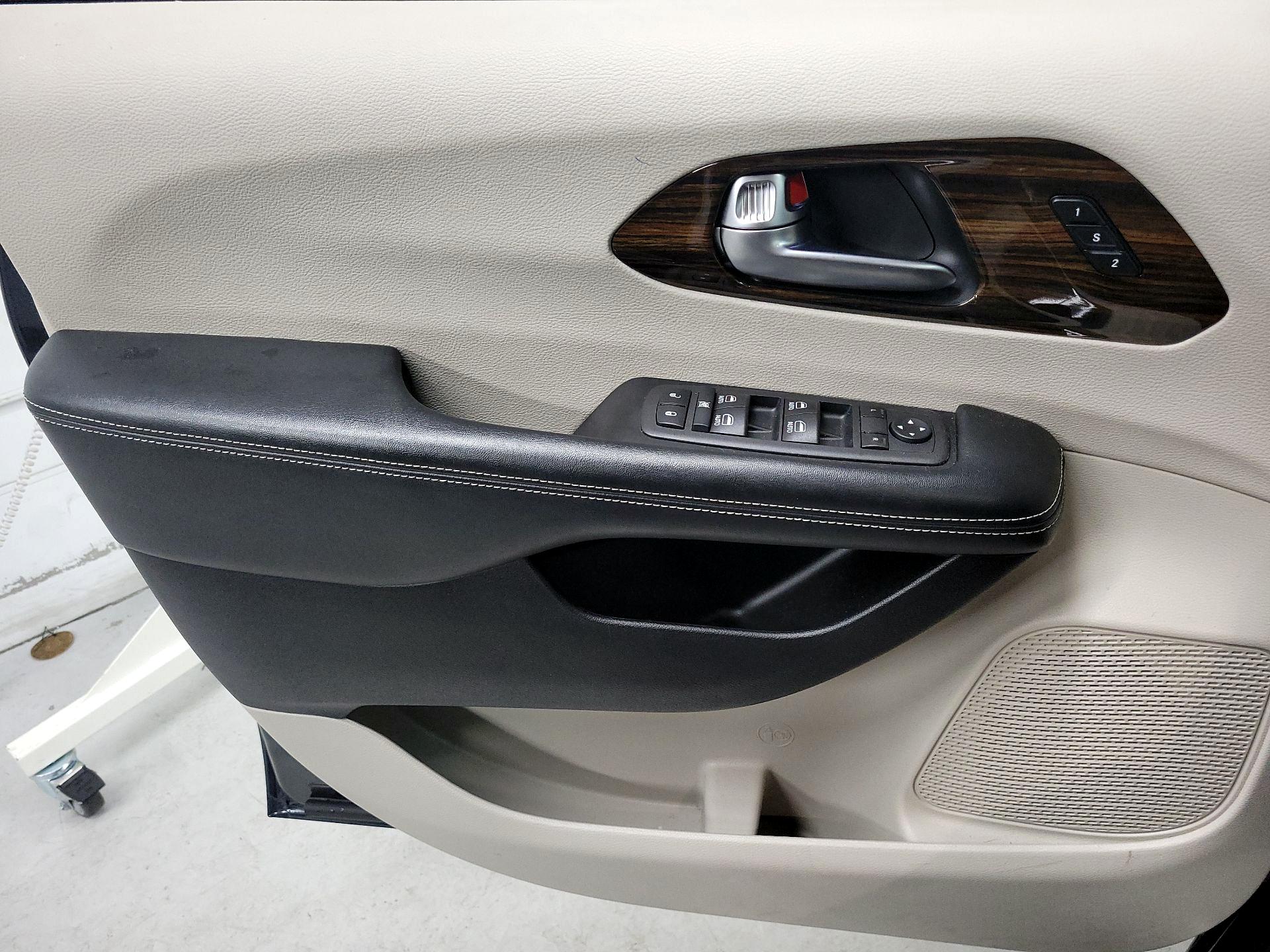 Thumbnail: 2021 Chrysler Pacifica - 12