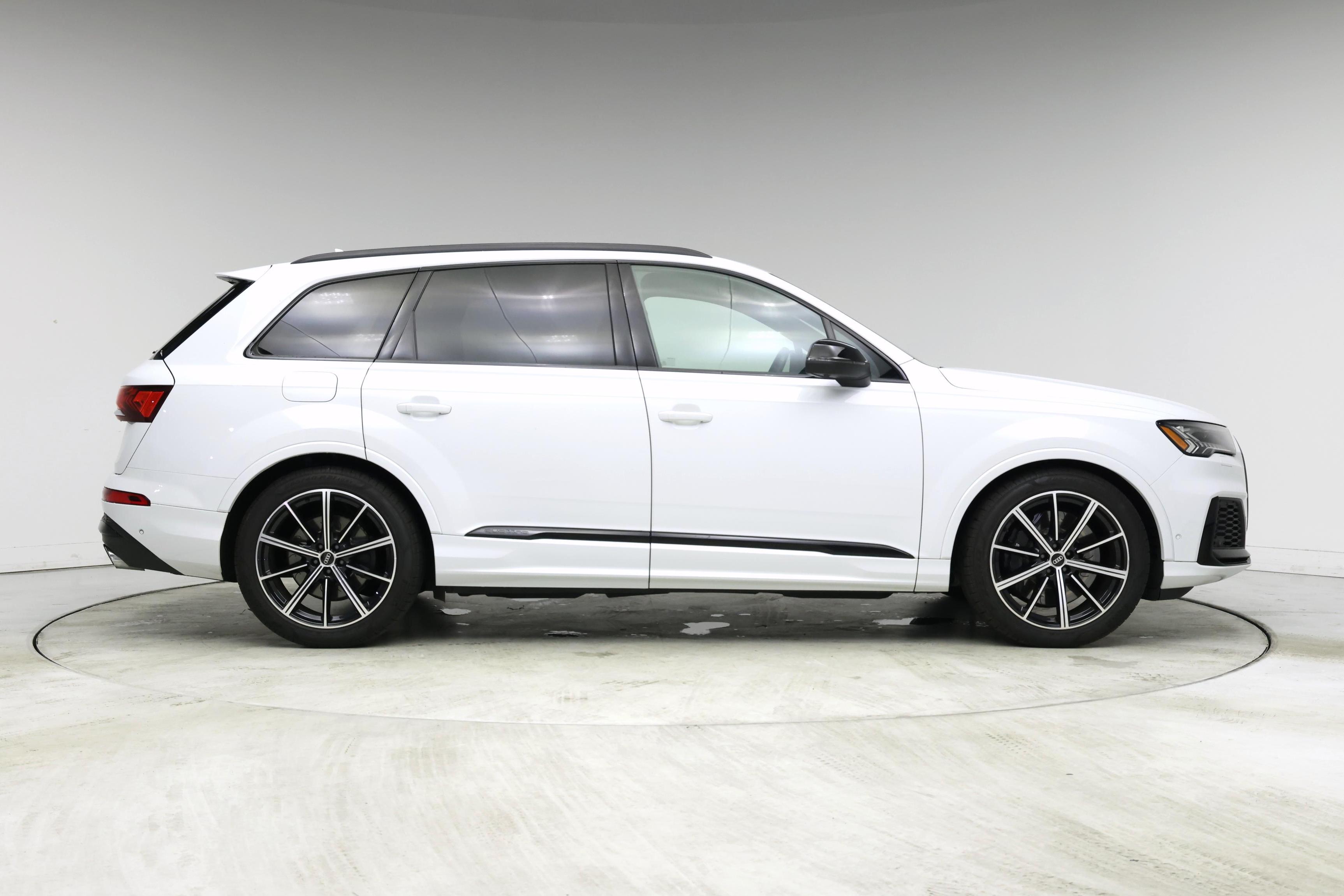 Thumbnail: 2021 Audi SQ7 - 7