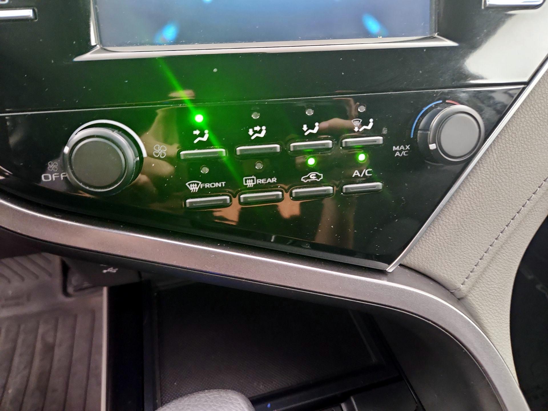 Thumbnail: 2018 Toyota Camry - 16
