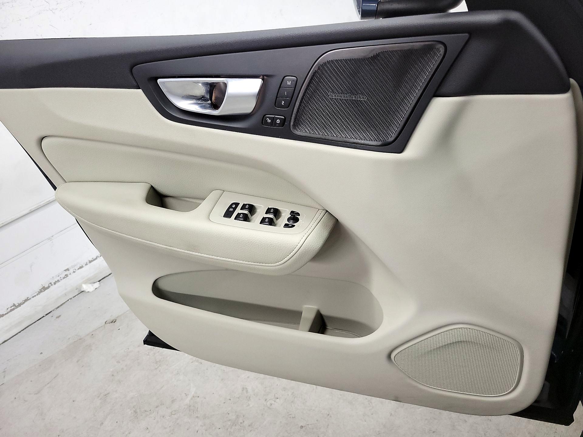Thumbnail: 2020 Volvo XC60 - 12