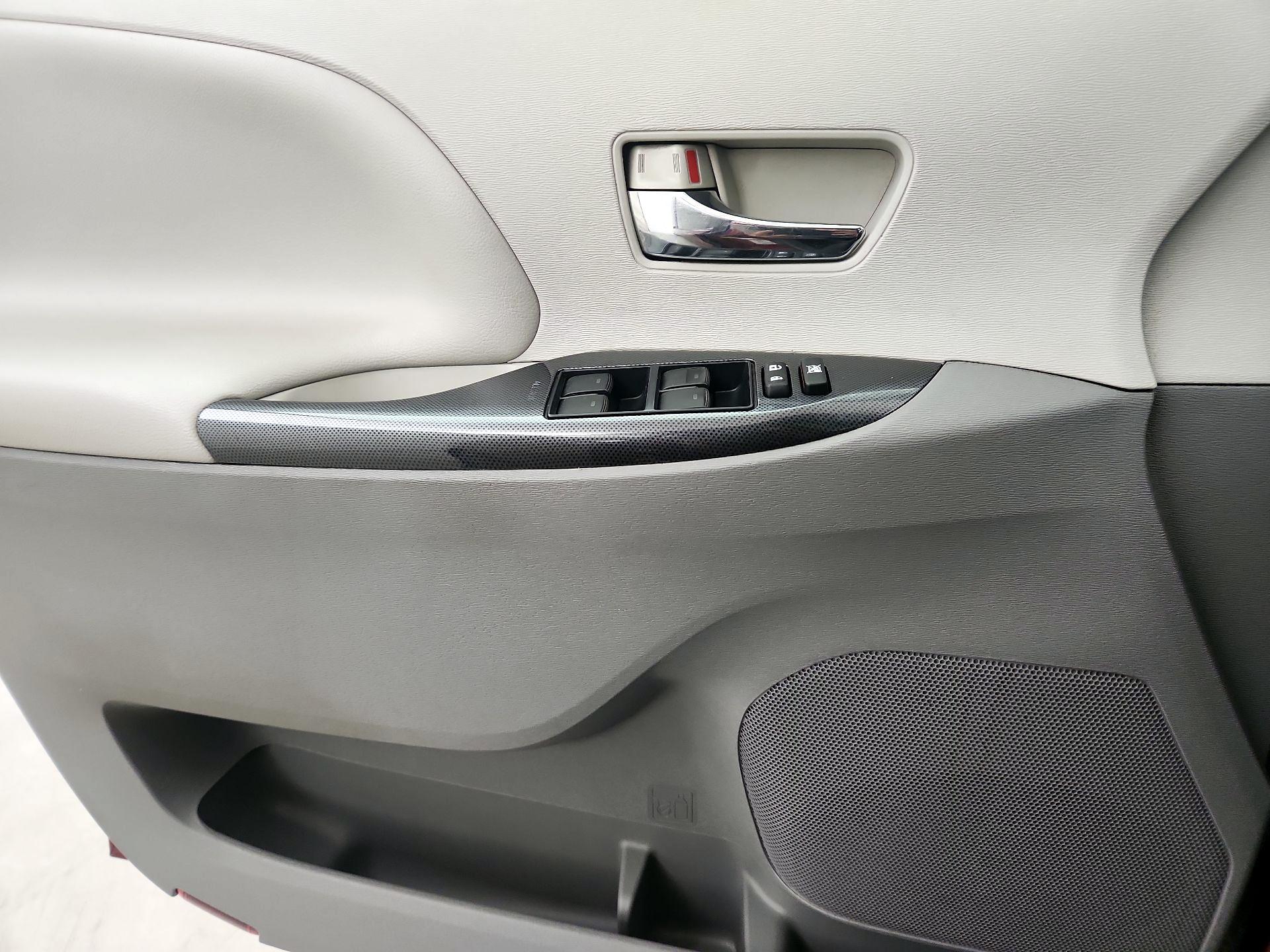 Thumbnail: 2014 Toyota Sienna - 12