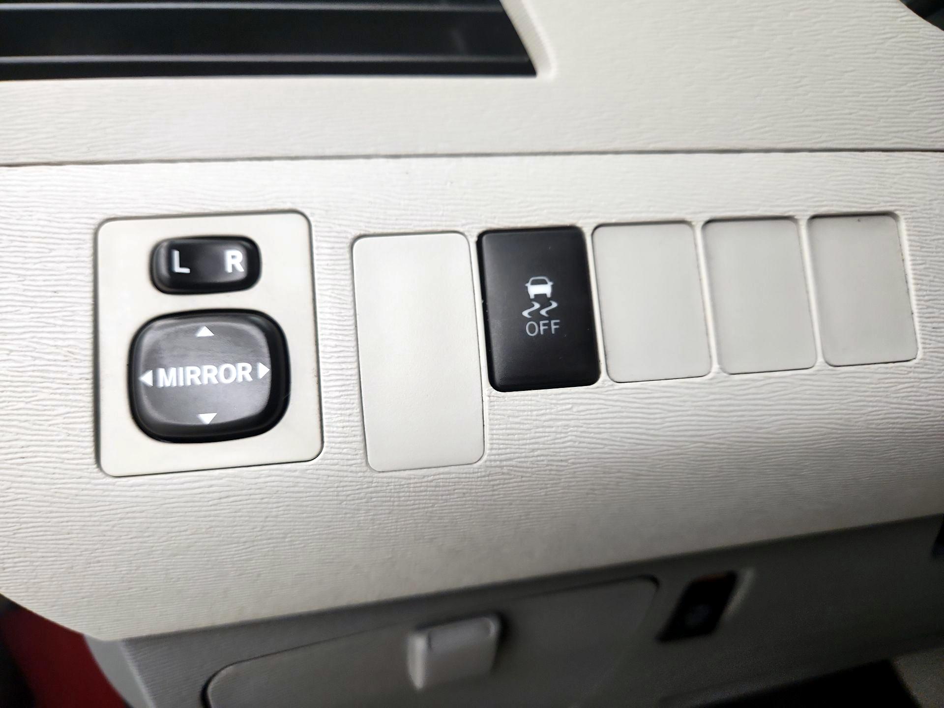 Thumbnail: 2014 Toyota Sienna - 13