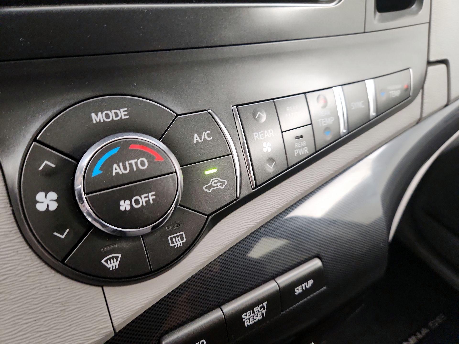 Thumbnail: 2014 Toyota Sienna - 17