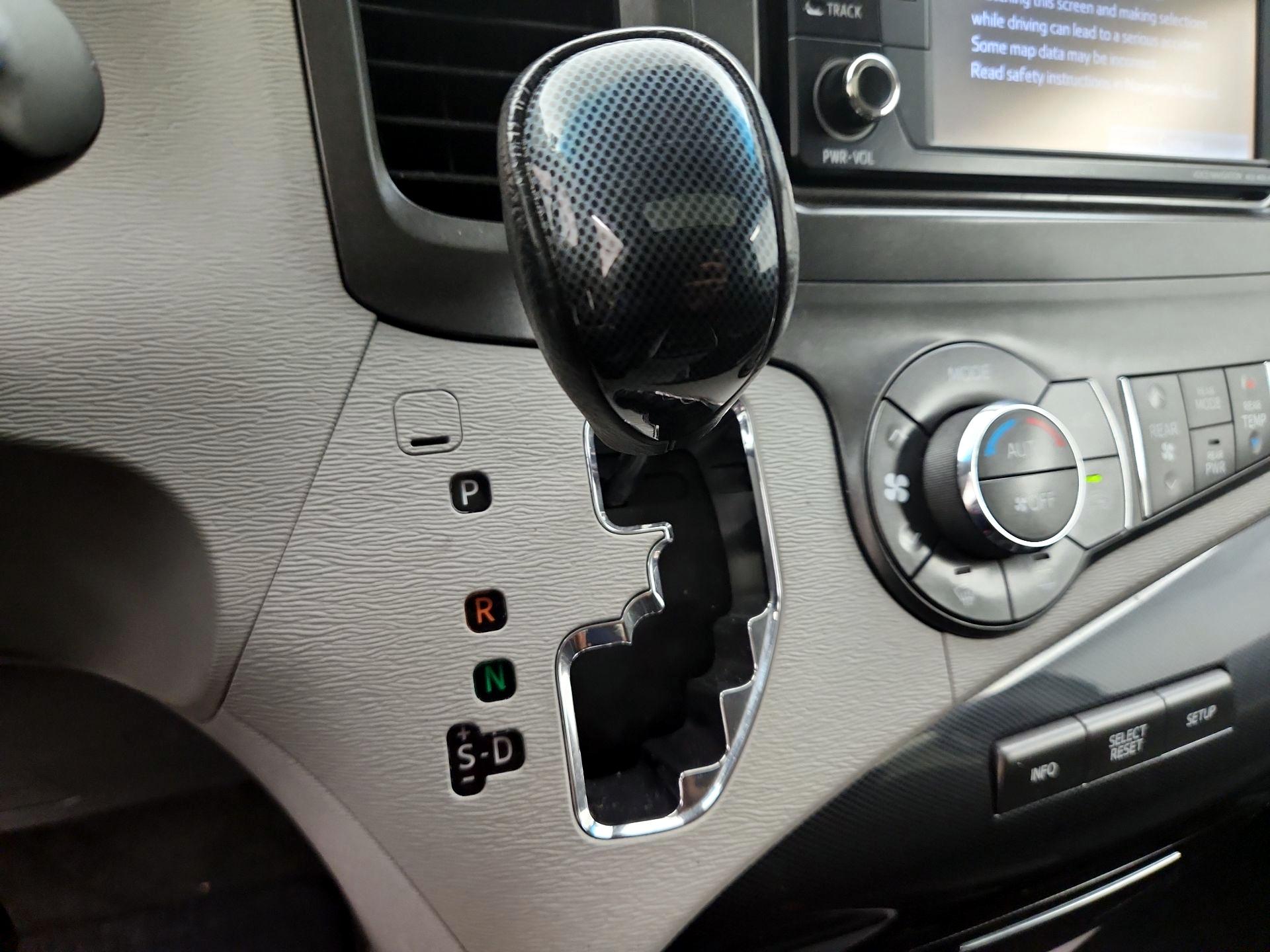 Thumbnail: 2014 Toyota Sienna - 18