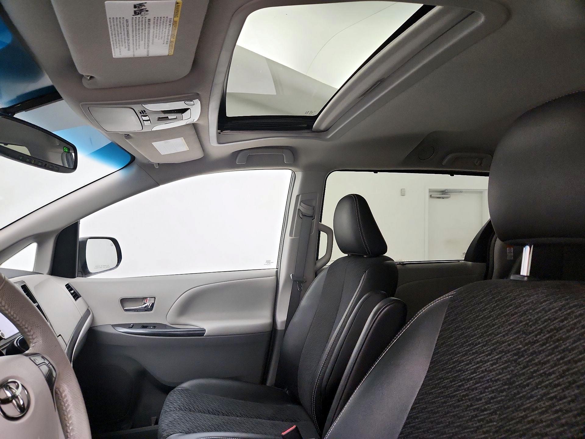 Thumbnail: 2014 Toyota Sienna - 19