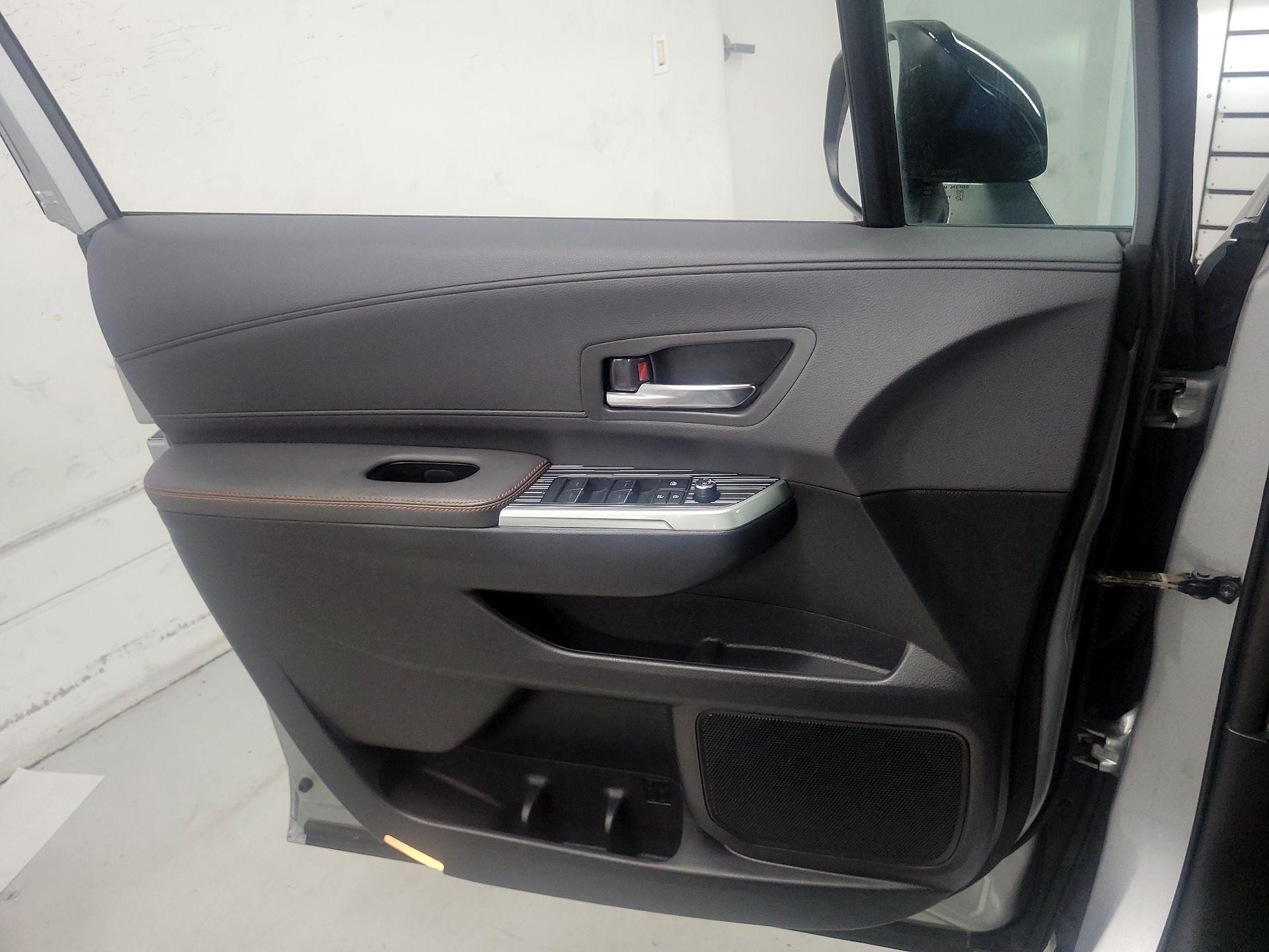 Thumbnail: 2022 Toyota Sienna - 12