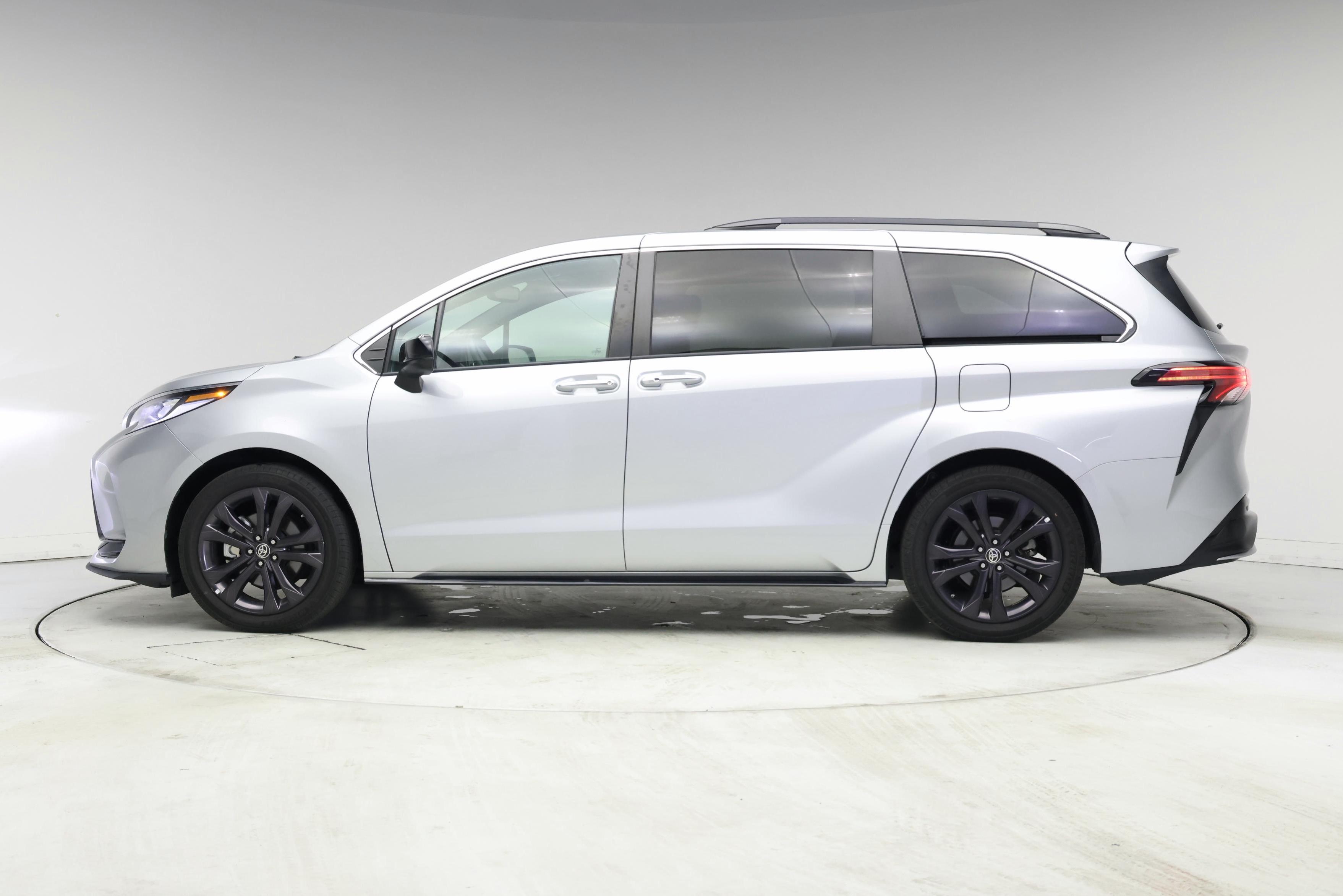 Thumbnail: 2022 Toyota Sienna - 3