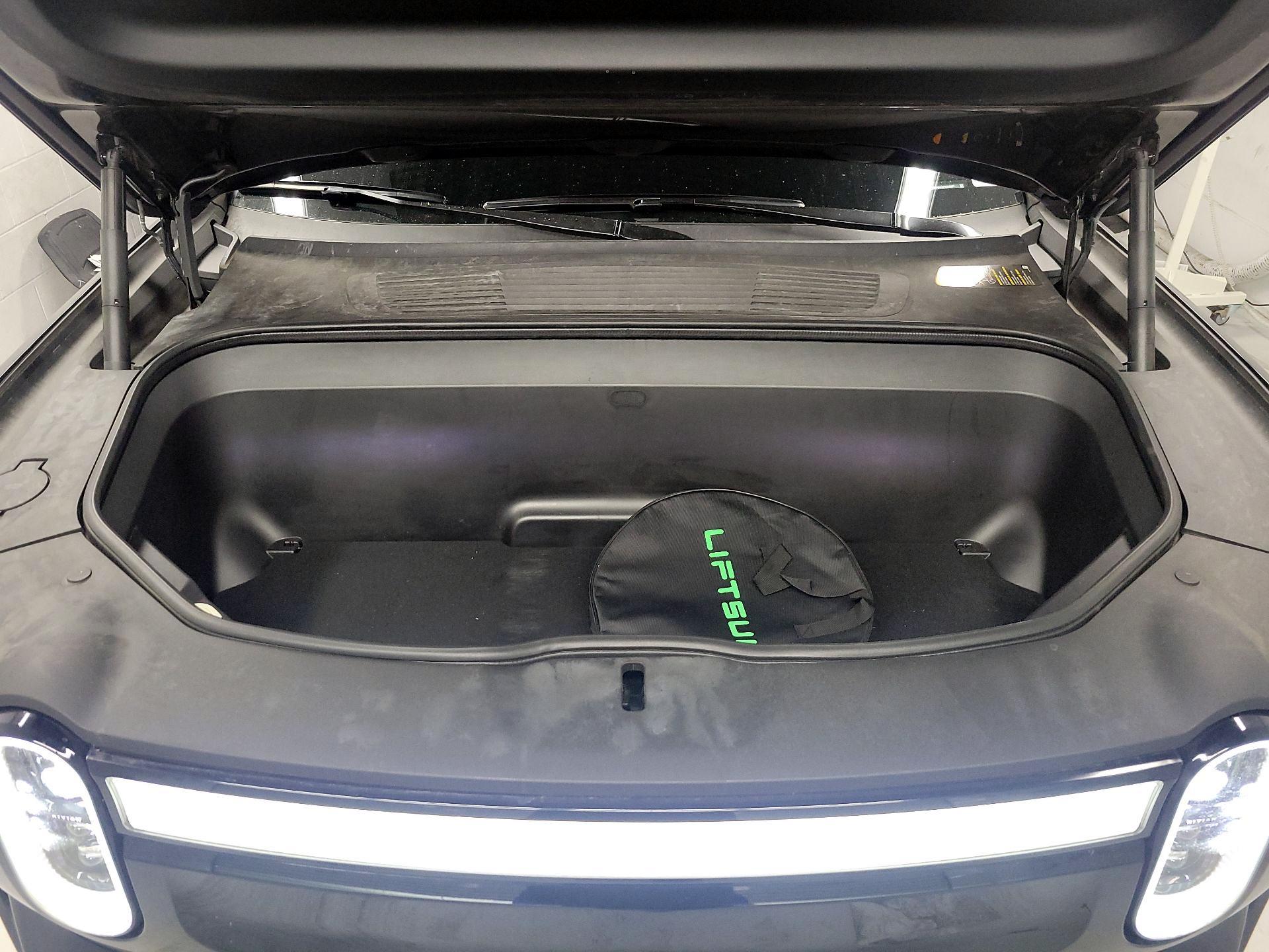 Thumbnail: 2023 Rivian R1S - 19