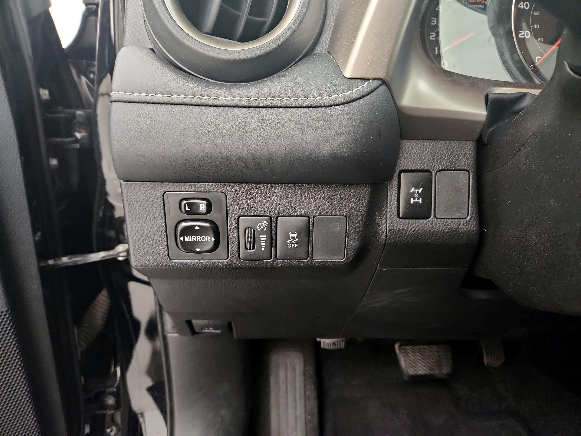 Thumbnail: 2015 Toyota RAV4 - 13