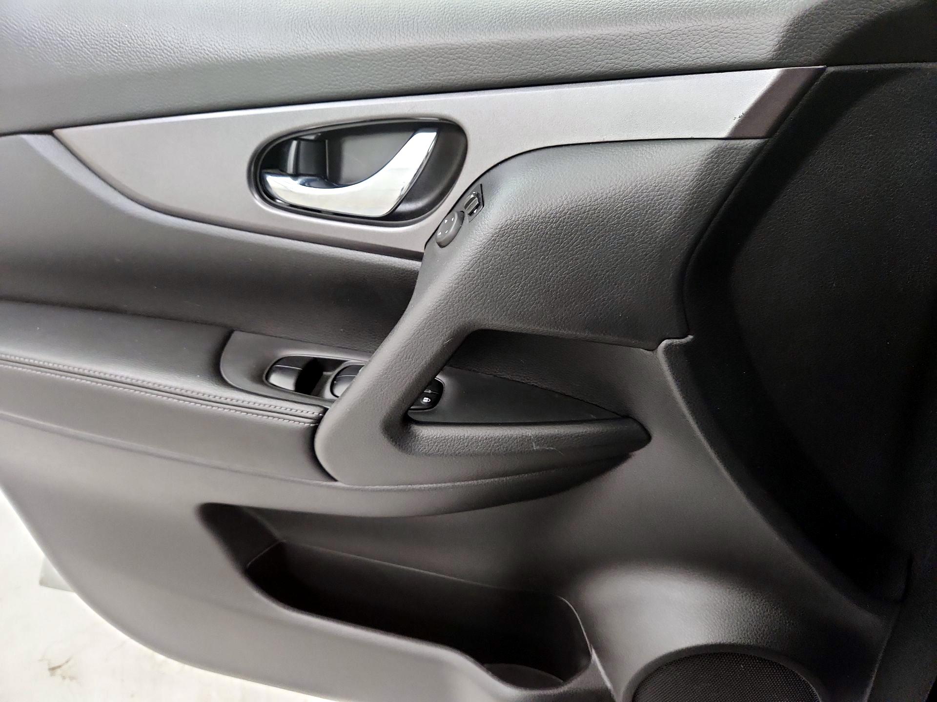 Thumbnail: 2016 Nissan Rogue - 12