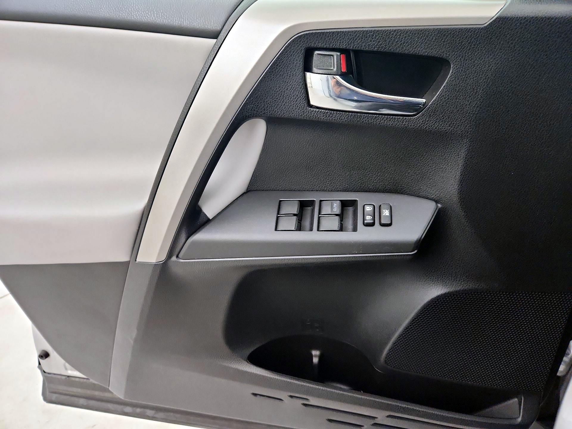 Thumbnail: 2016 Toyota RAV4 - 12