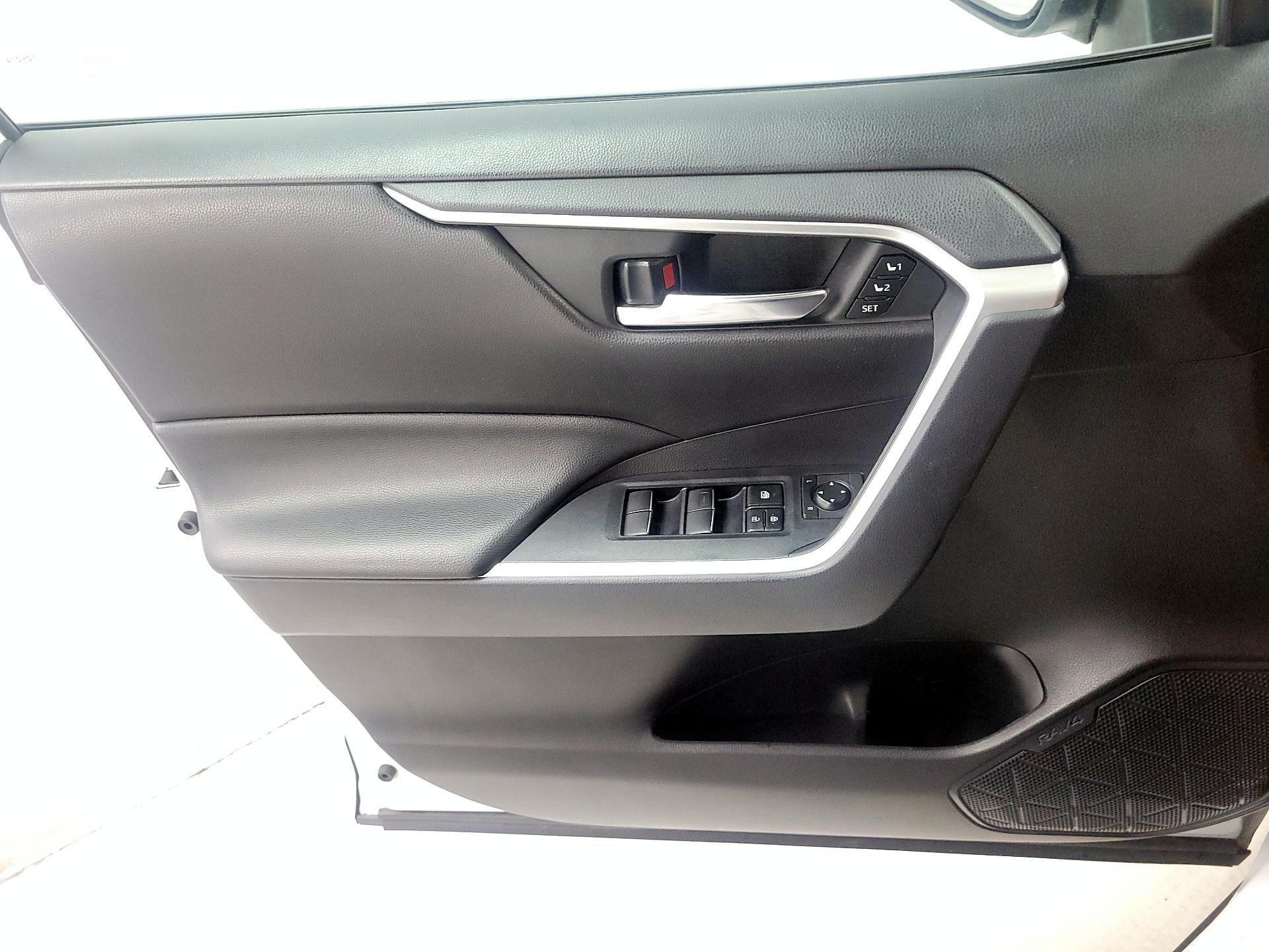 Thumbnail: 2020 Toyota RAV4 - 12