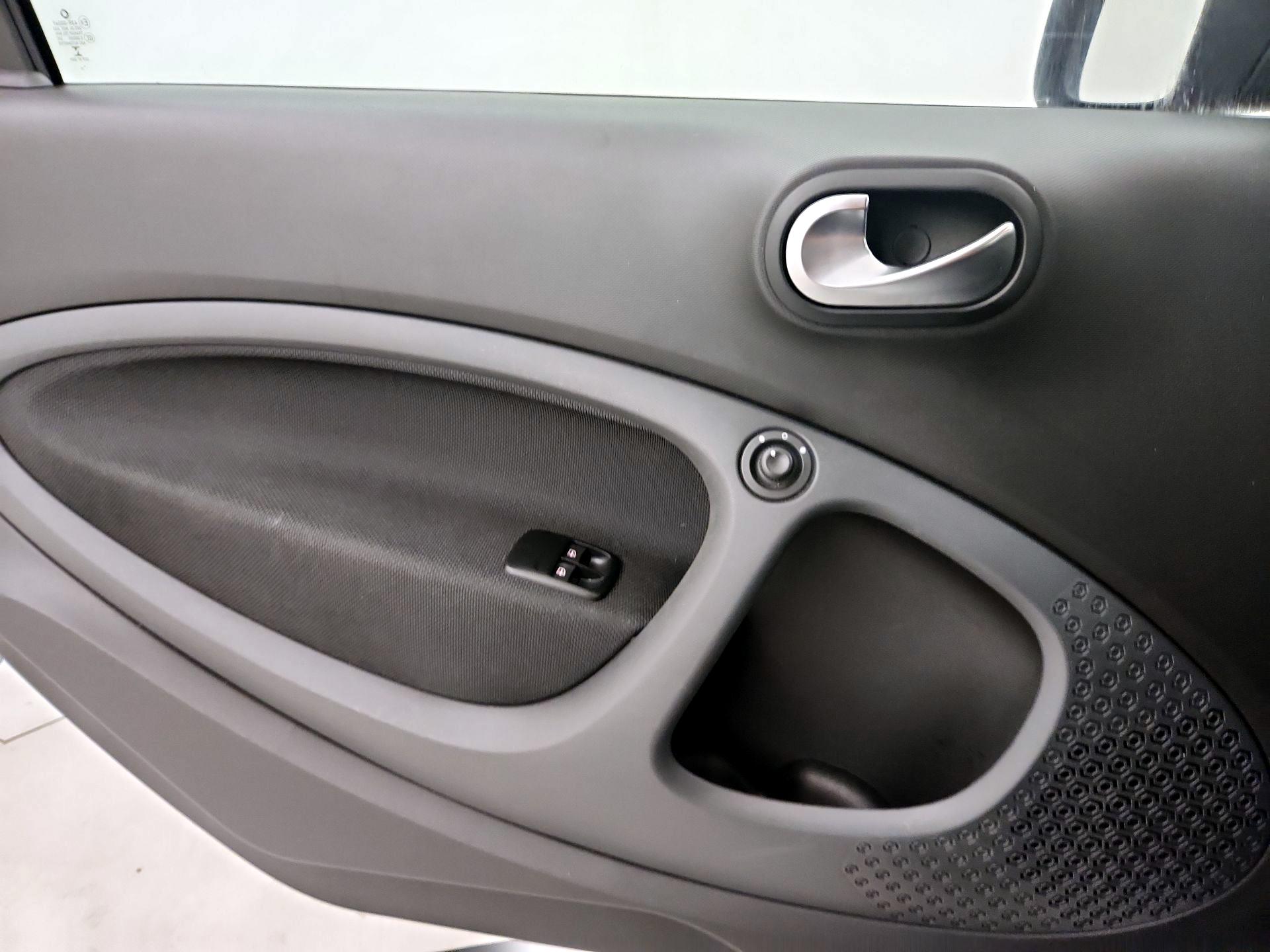 Thumbnail: 2016 smart fortwo - 12