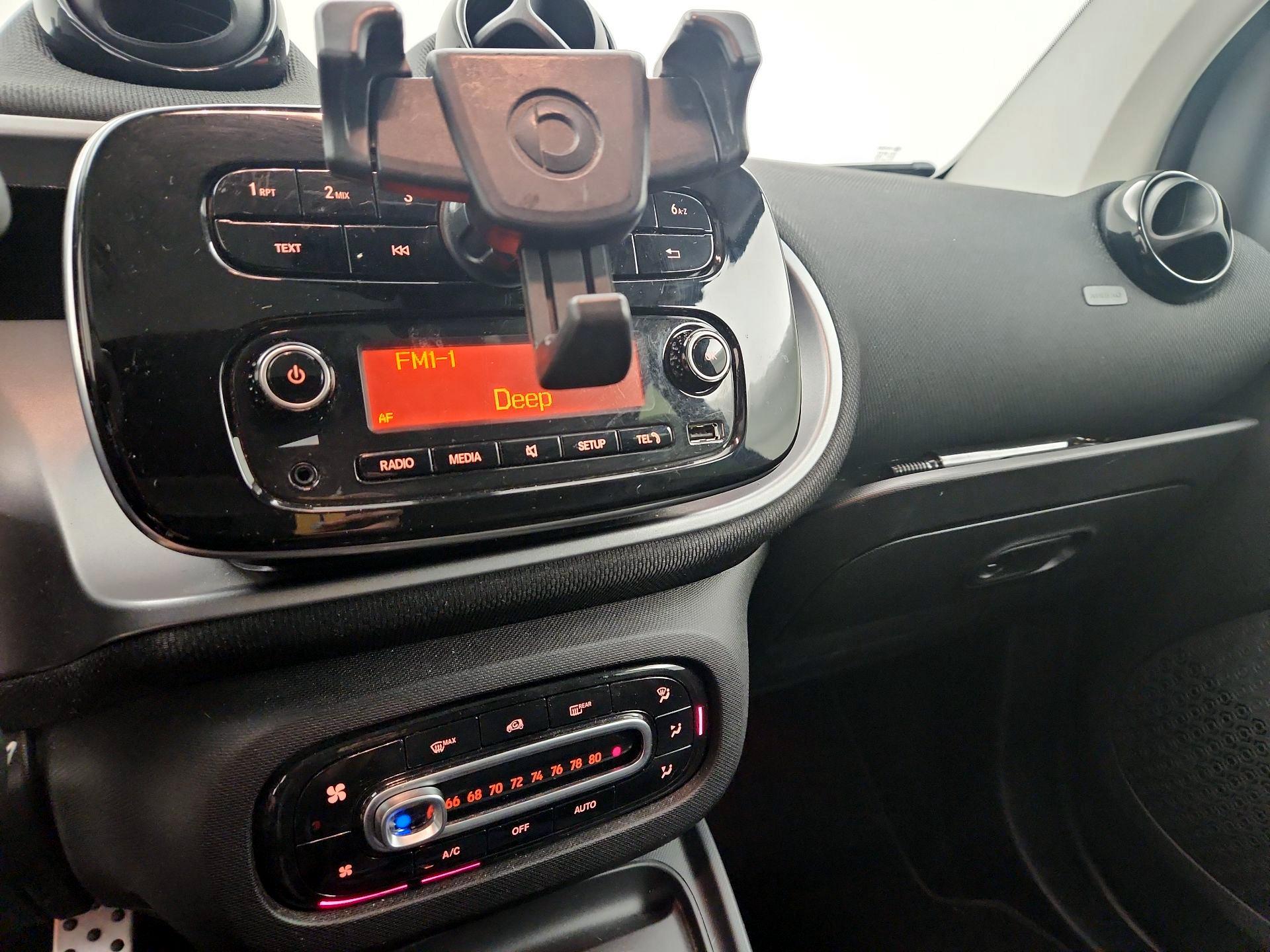 Thumbnail: 2016 smart fortwo - 14