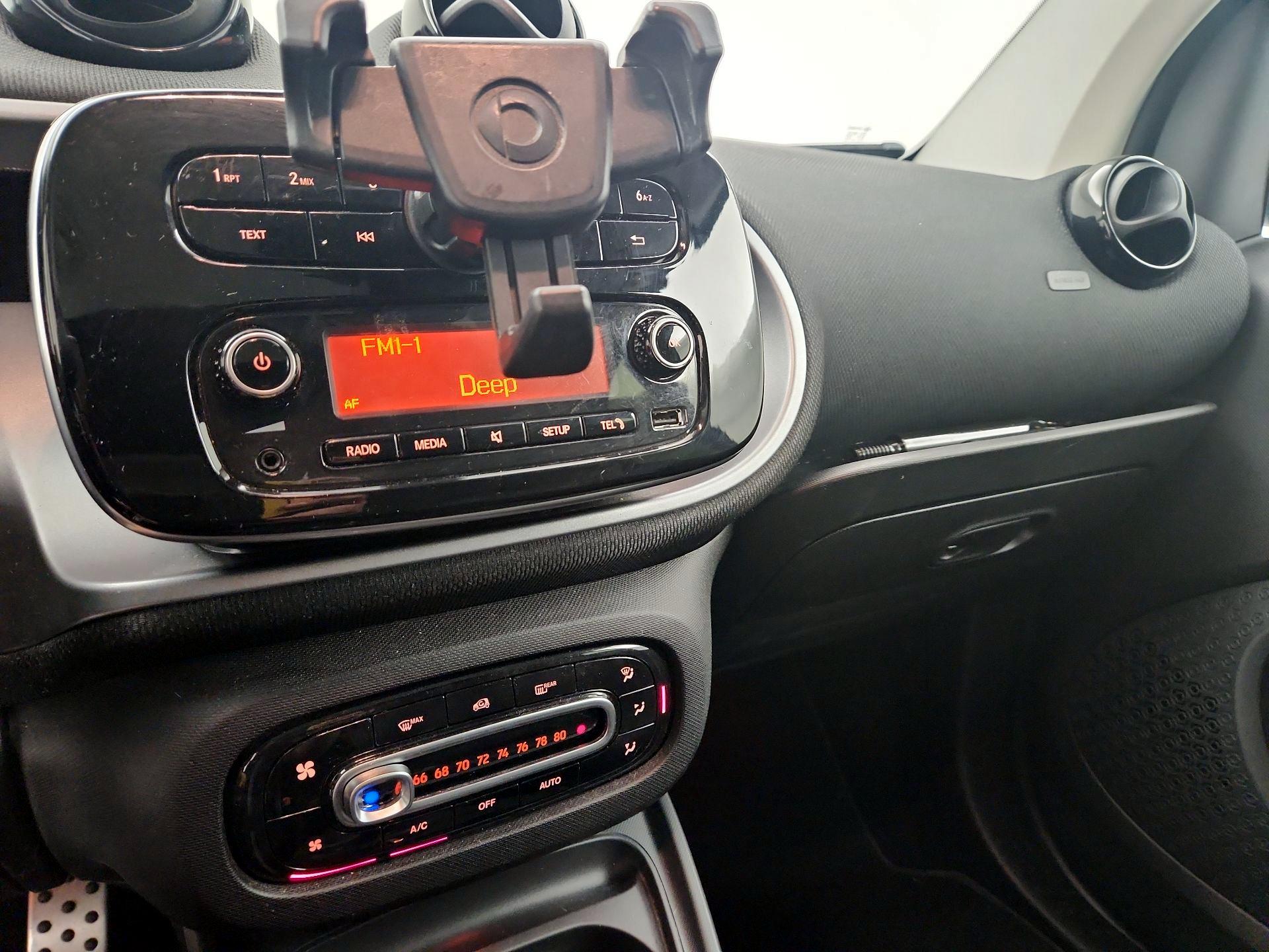 Thumbnail: 2016 smart fortwo - 15