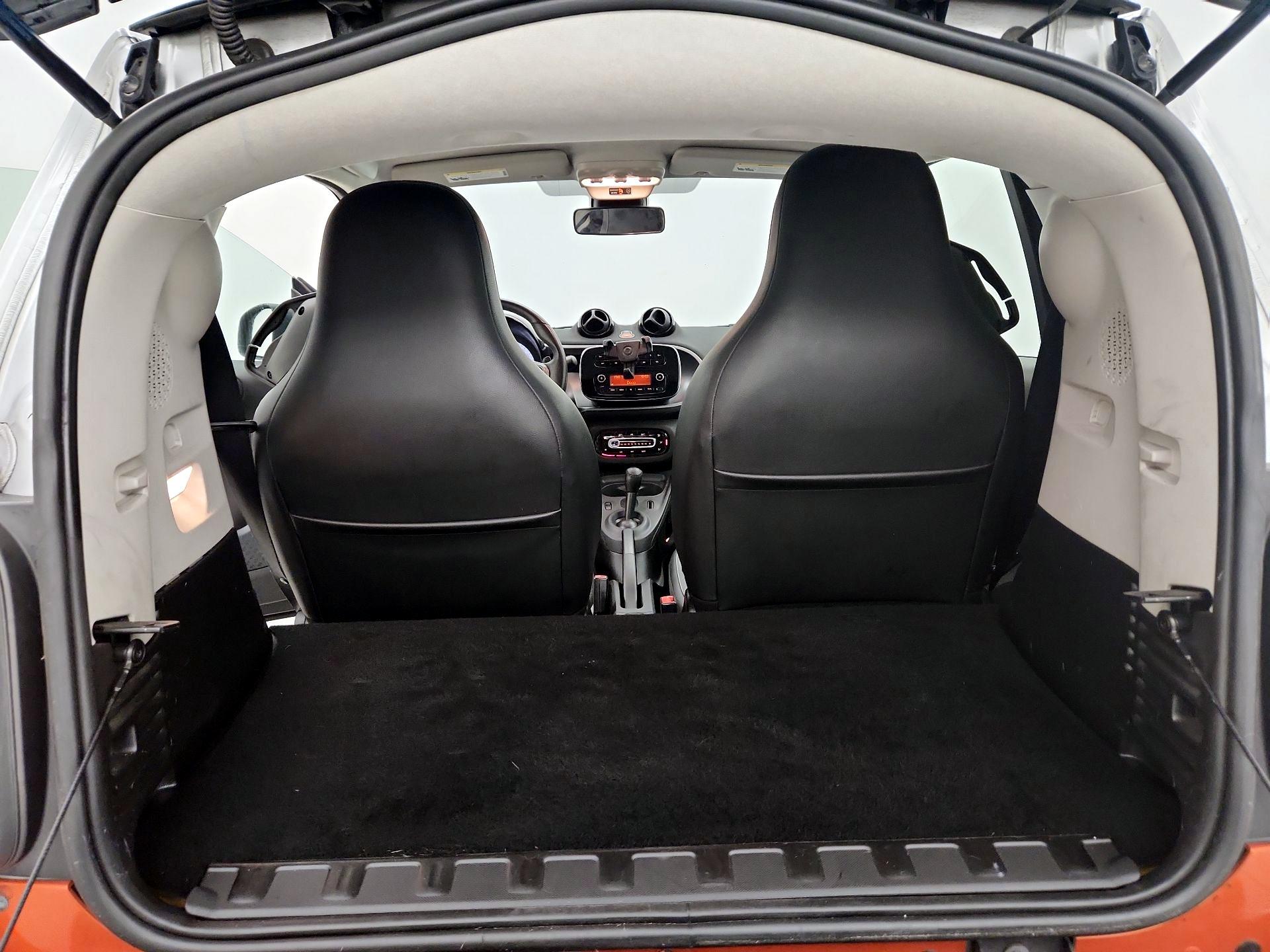 Thumbnail: 2016 smart fortwo - 19