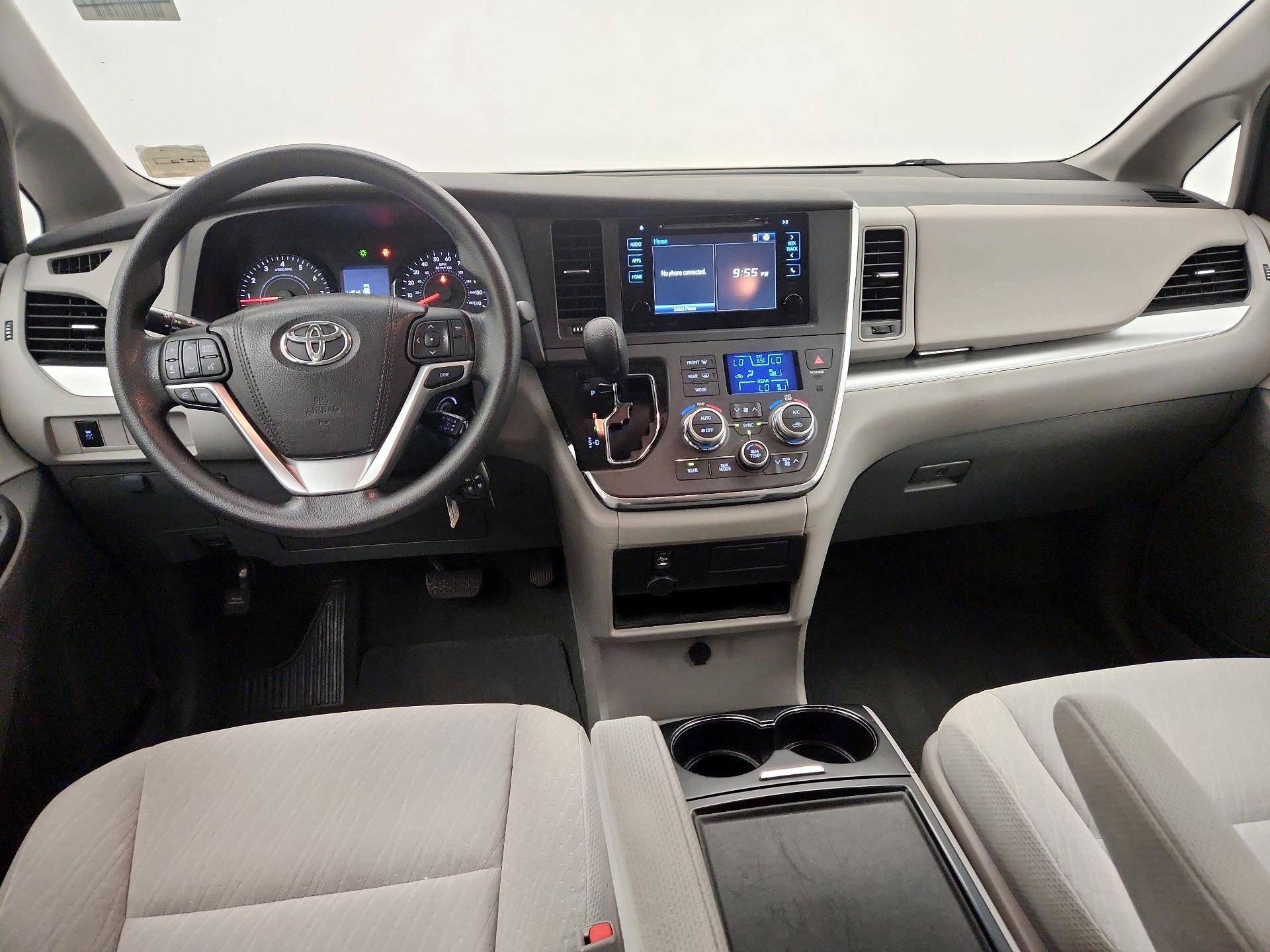Thumbnail: 2016 Toyota Sienna - 9