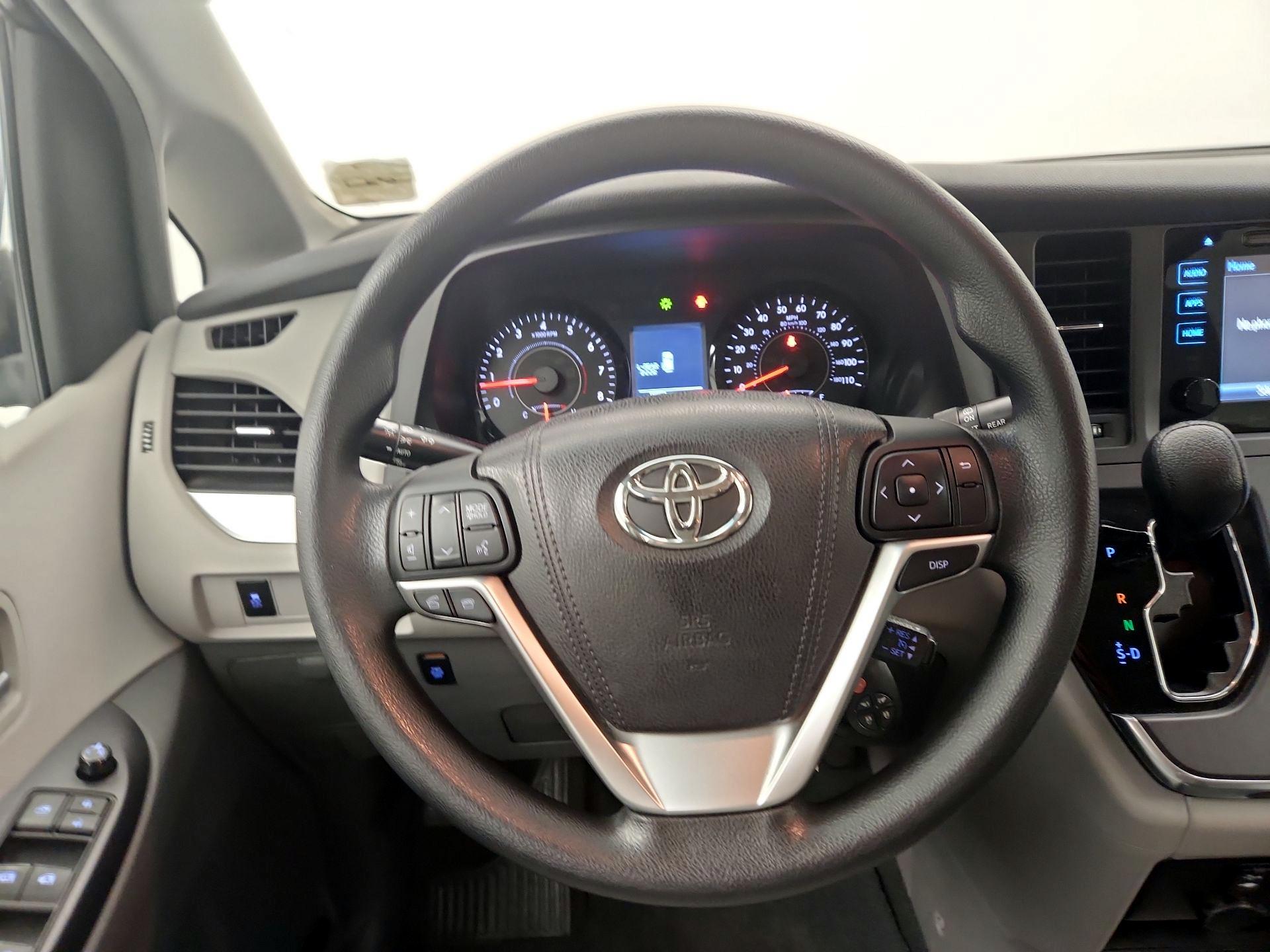 Thumbnail: 2016 Toyota Sienna - 10