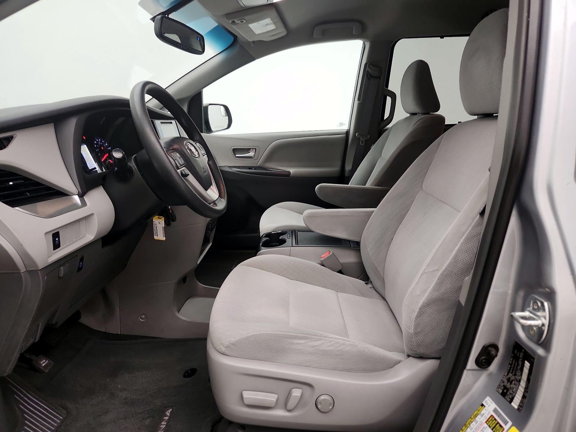 Thumbnail: 2016 Toyota Sienna - 11
