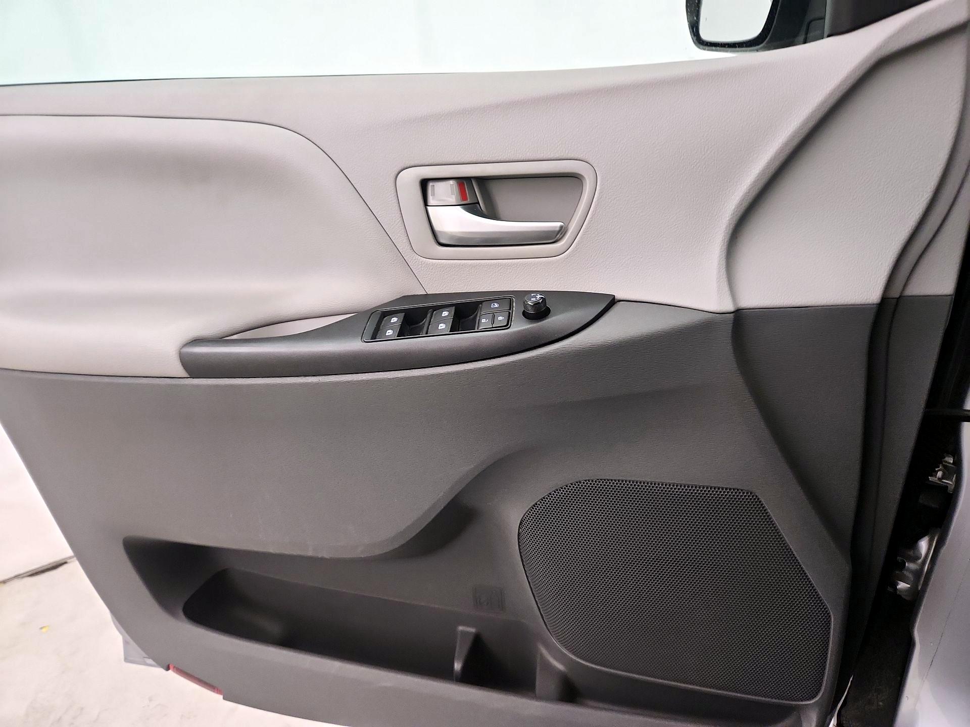 Thumbnail: 2016 Toyota Sienna - 12
