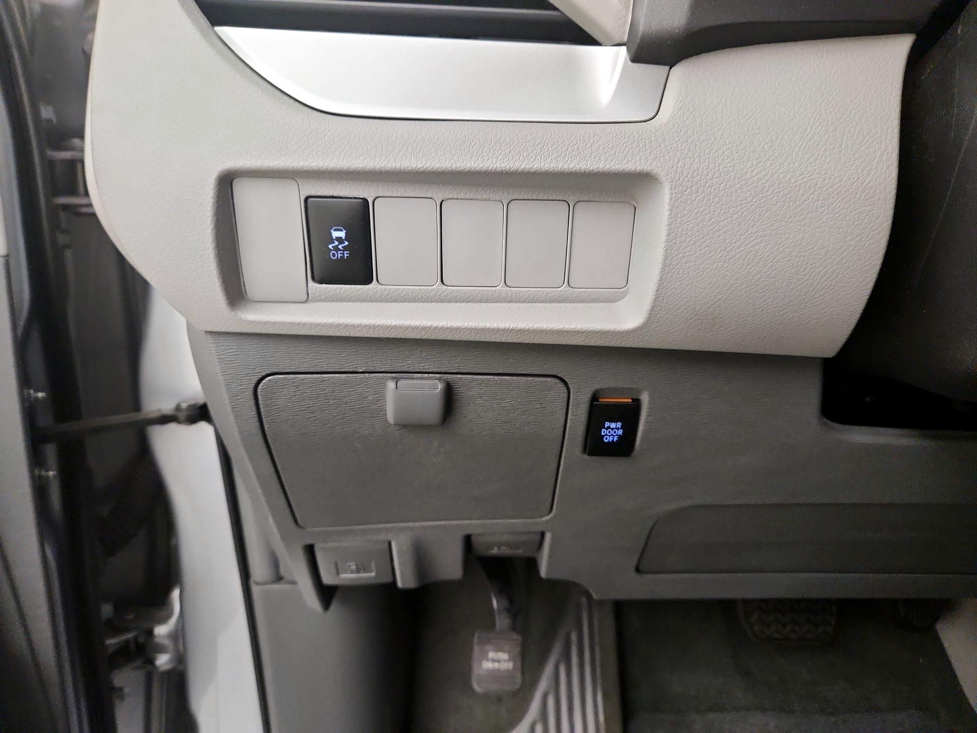Thumbnail: 2016 Toyota Sienna - 13