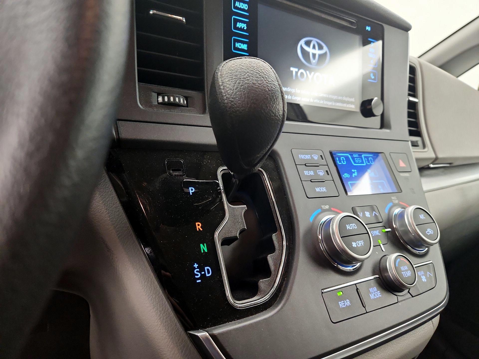 Thumbnail: 2016 Toyota Sienna - 17