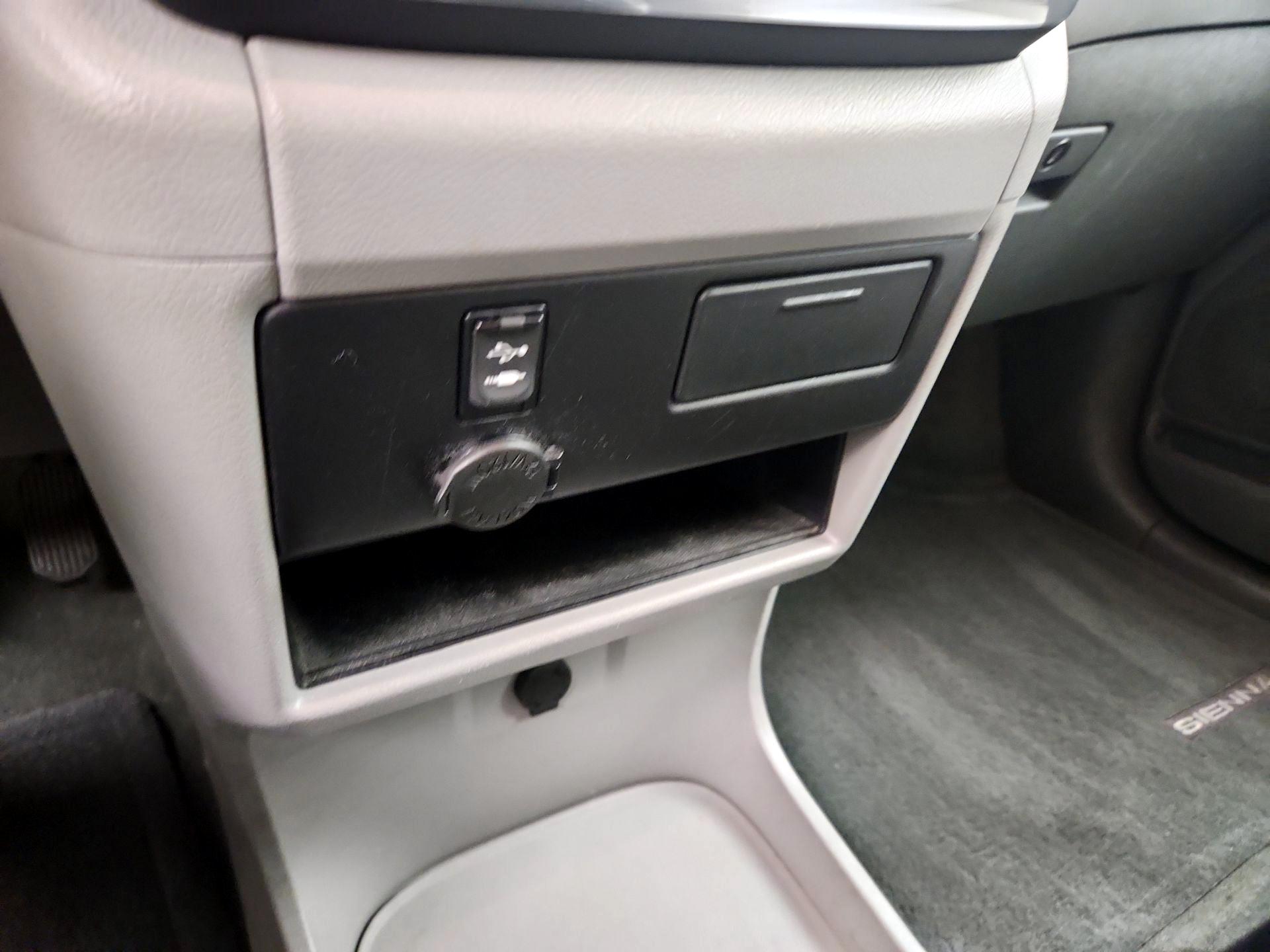 Thumbnail: 2016 Toyota Sienna - 18