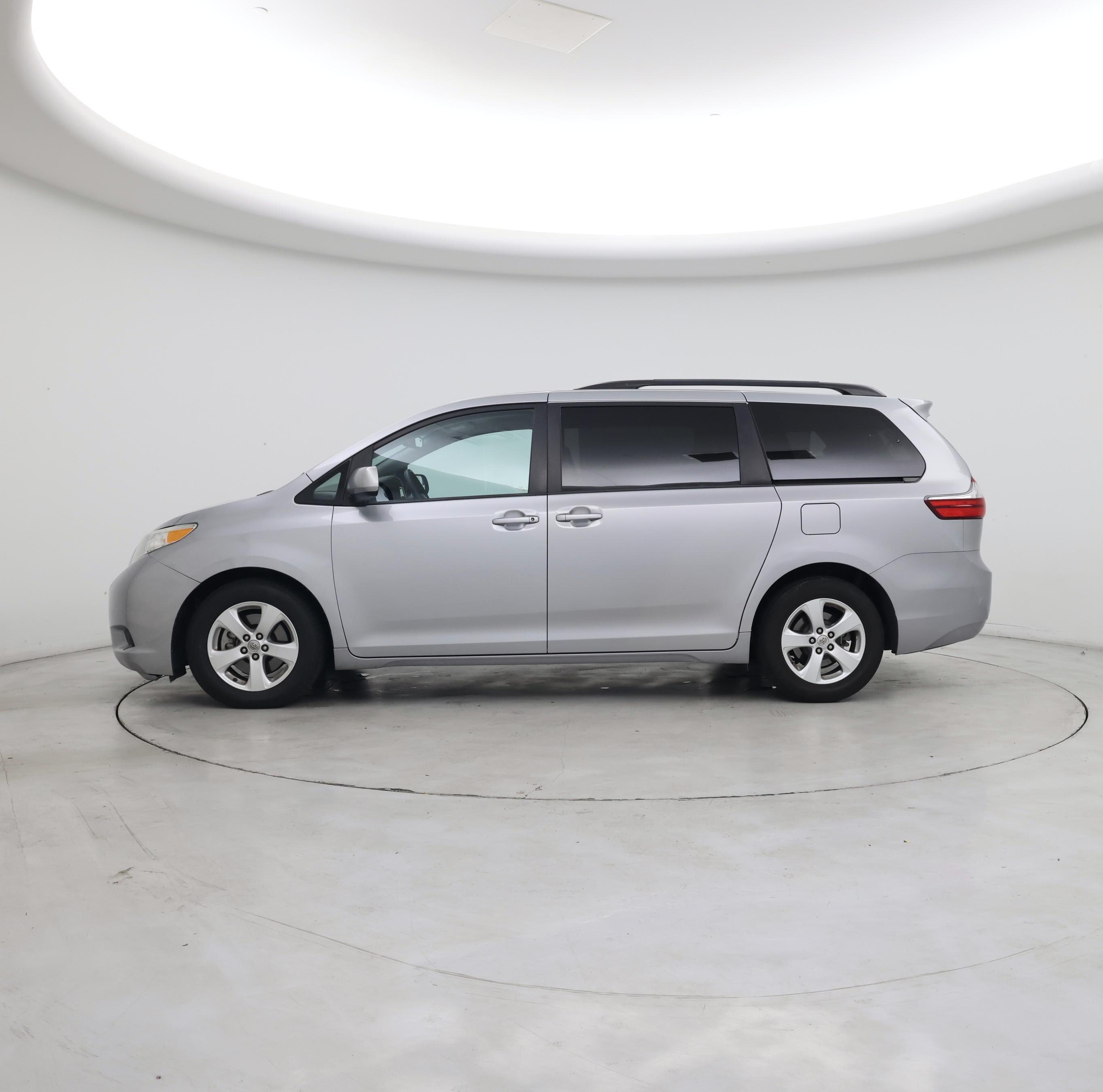 Thumbnail: 2016 Toyota Sienna - 3
