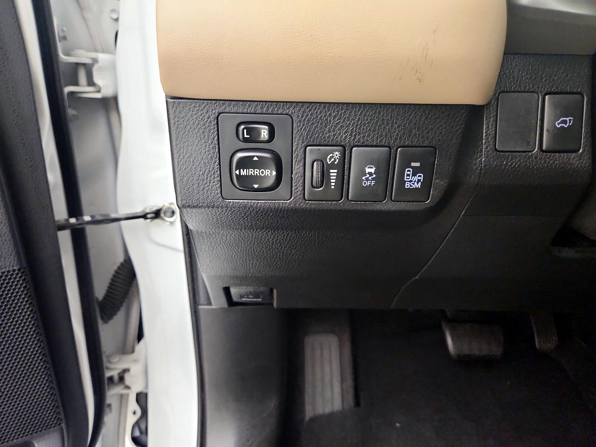 Thumbnail: 2015 Toyota RAV4 - 13