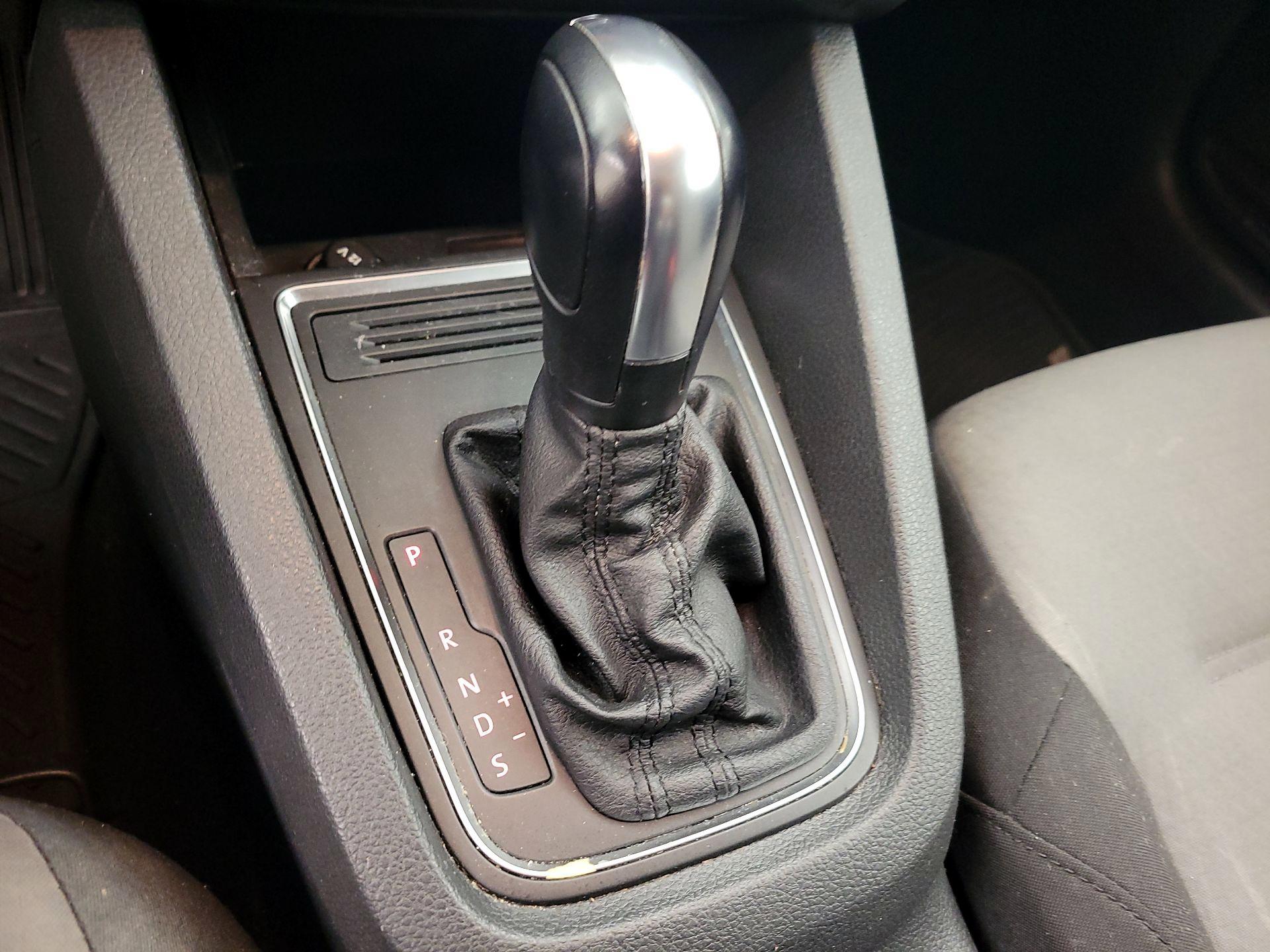 Thumbnail: 2017 Volkswagen Jetta - 17