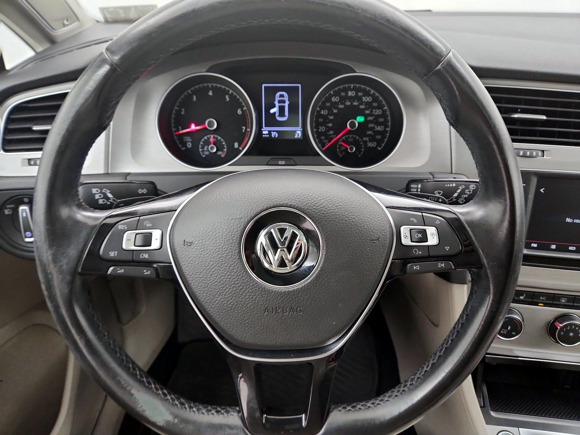 Thumbnail: 2016 Volkswagen Golf - 10