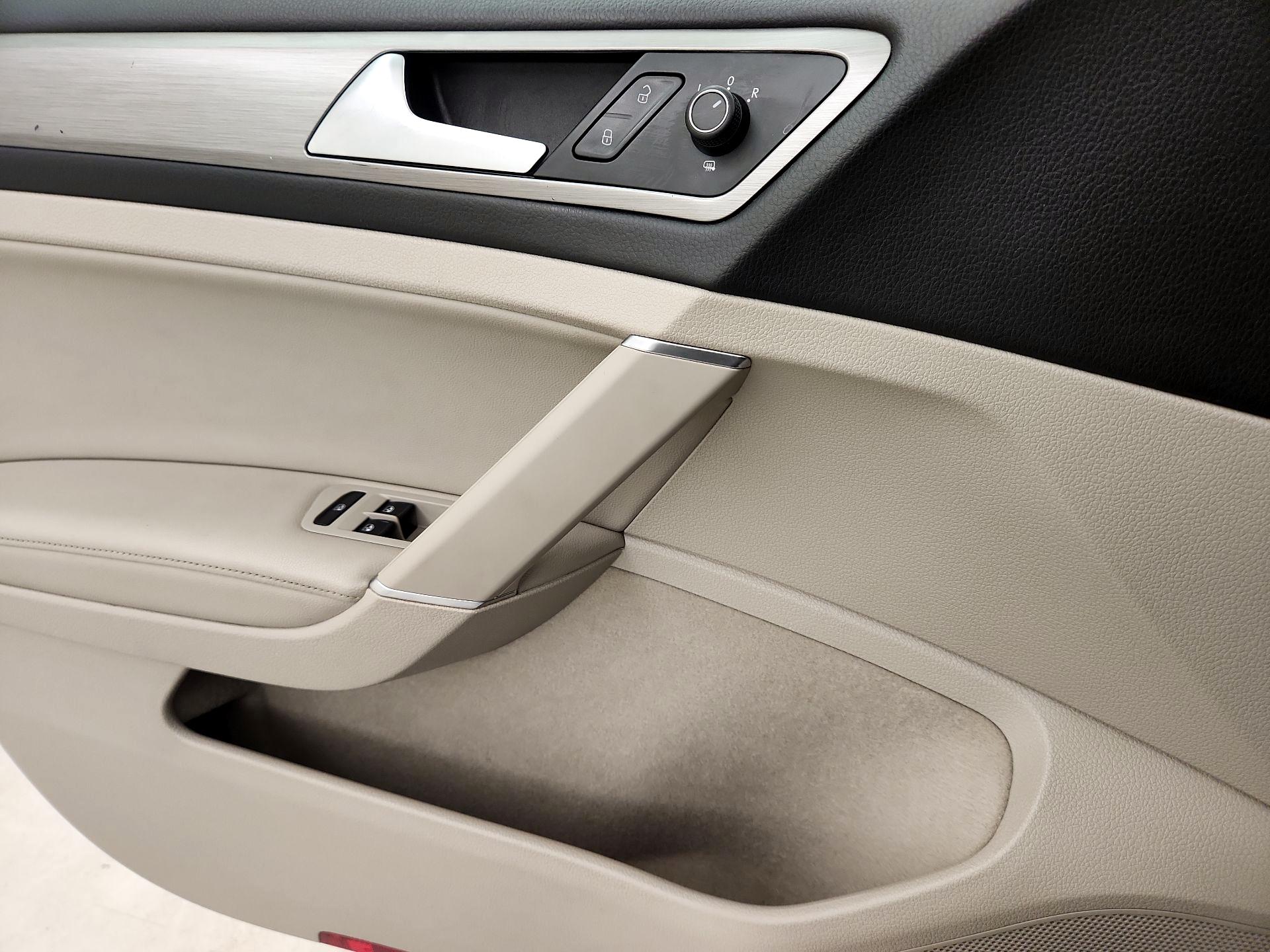 Thumbnail: 2016 Volkswagen Golf - 12
