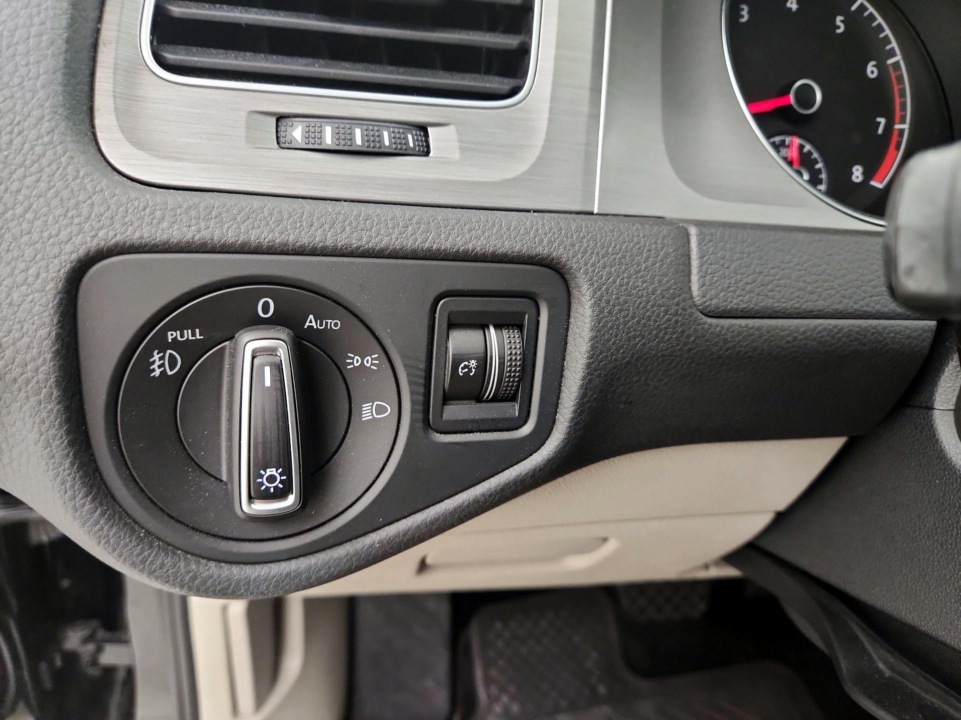 Thumbnail: 2016 Volkswagen Golf - 13