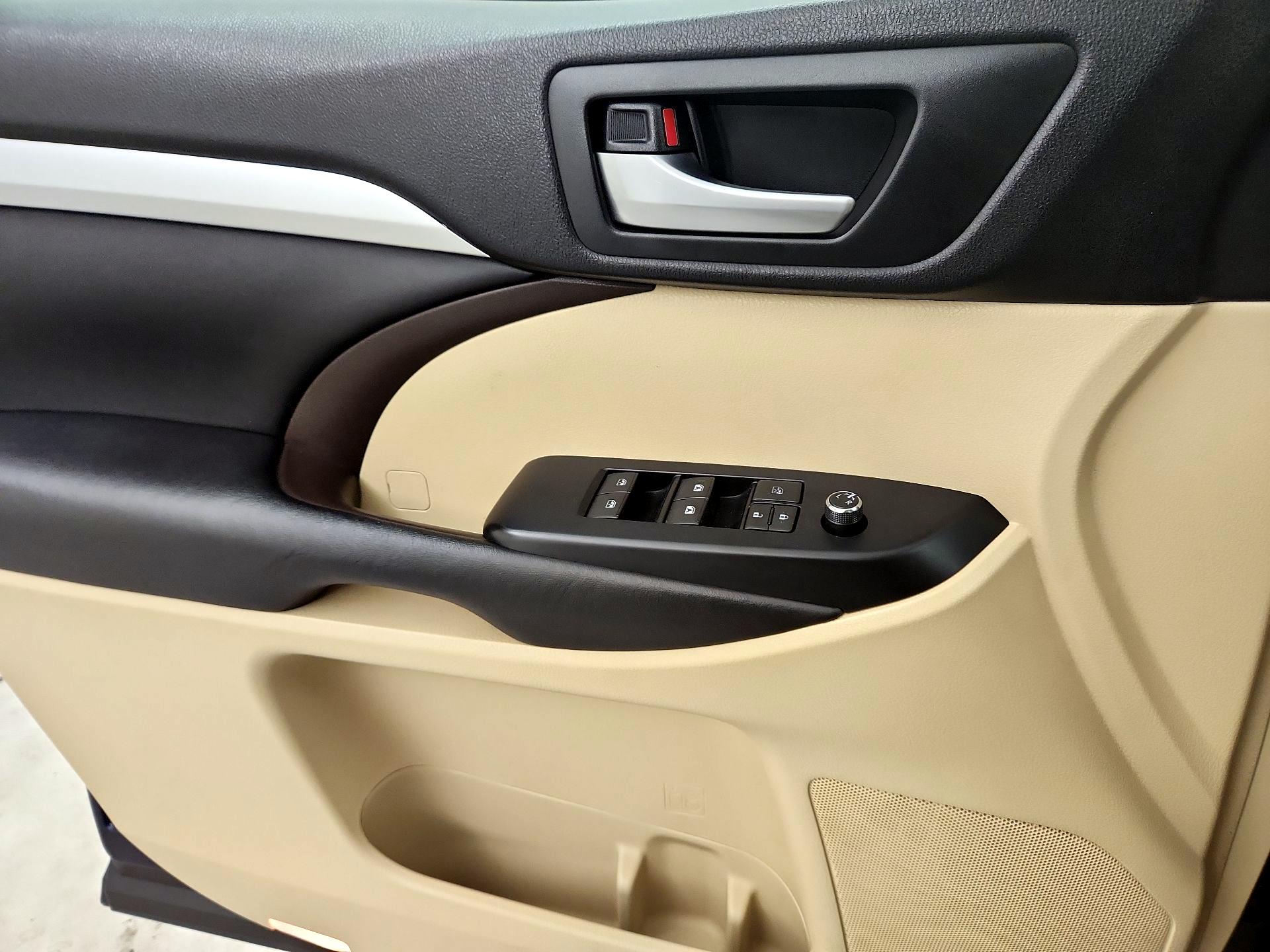 Thumbnail: 2016 Toyota Highlander - 12