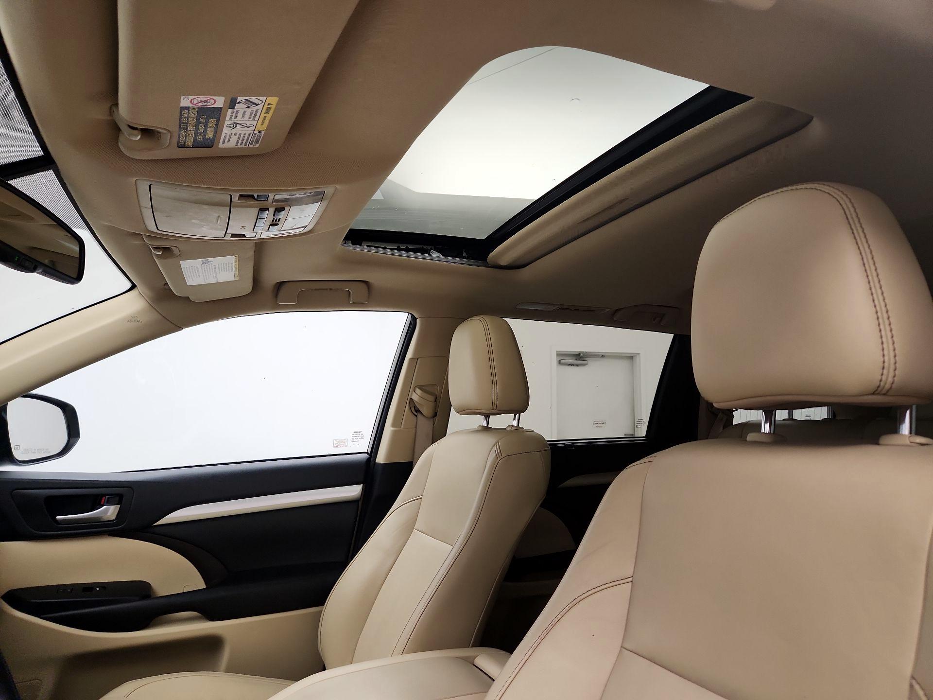 Thumbnail: 2016 Toyota Highlander - 20