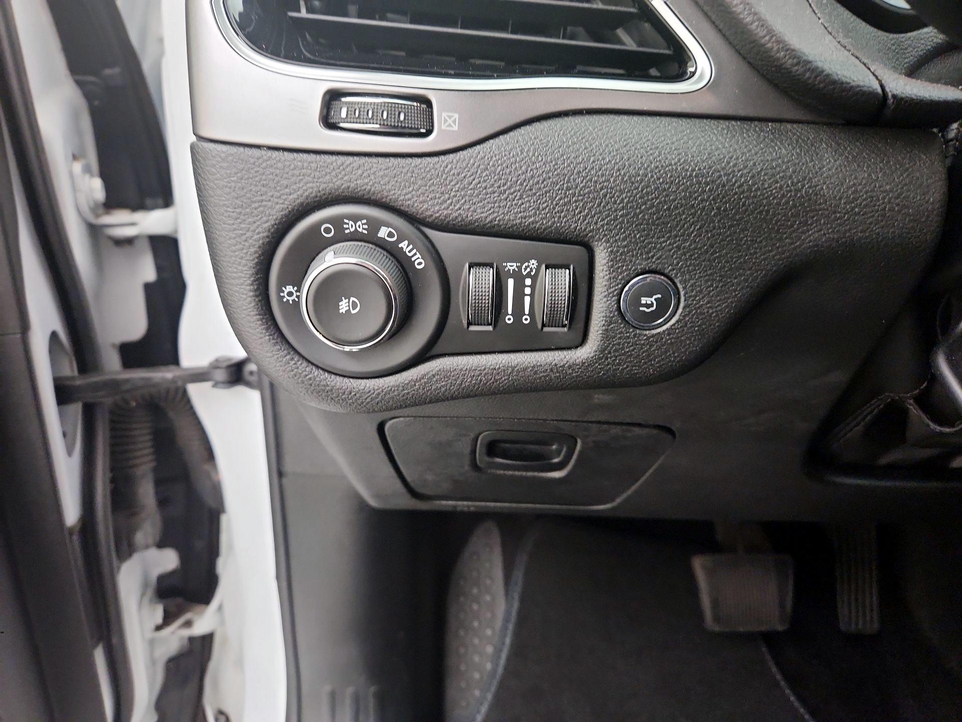 Thumbnail: 2019 Jeep Cherokee - 13