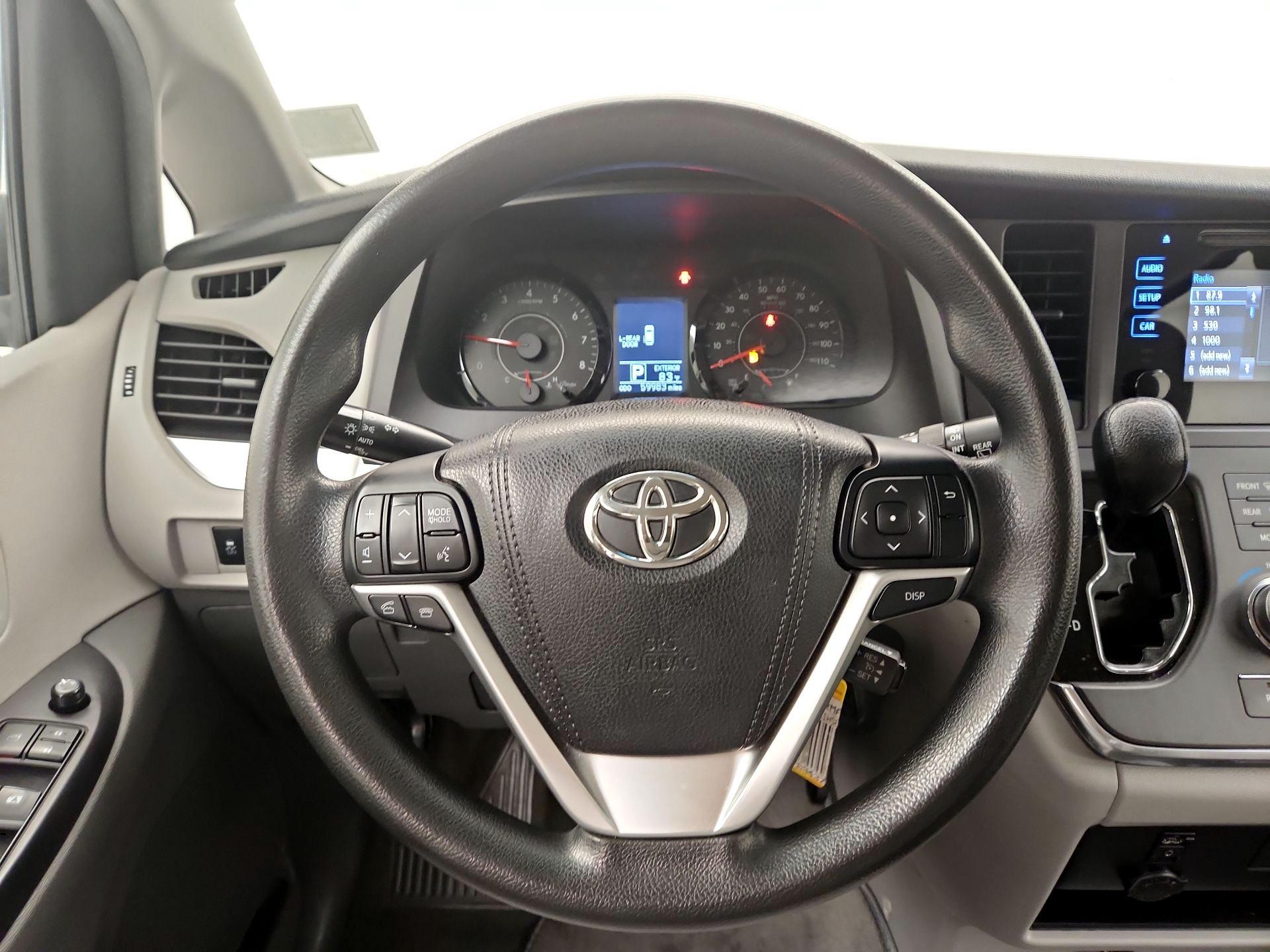 Thumbnail: 2017 Toyota Sienna - 10