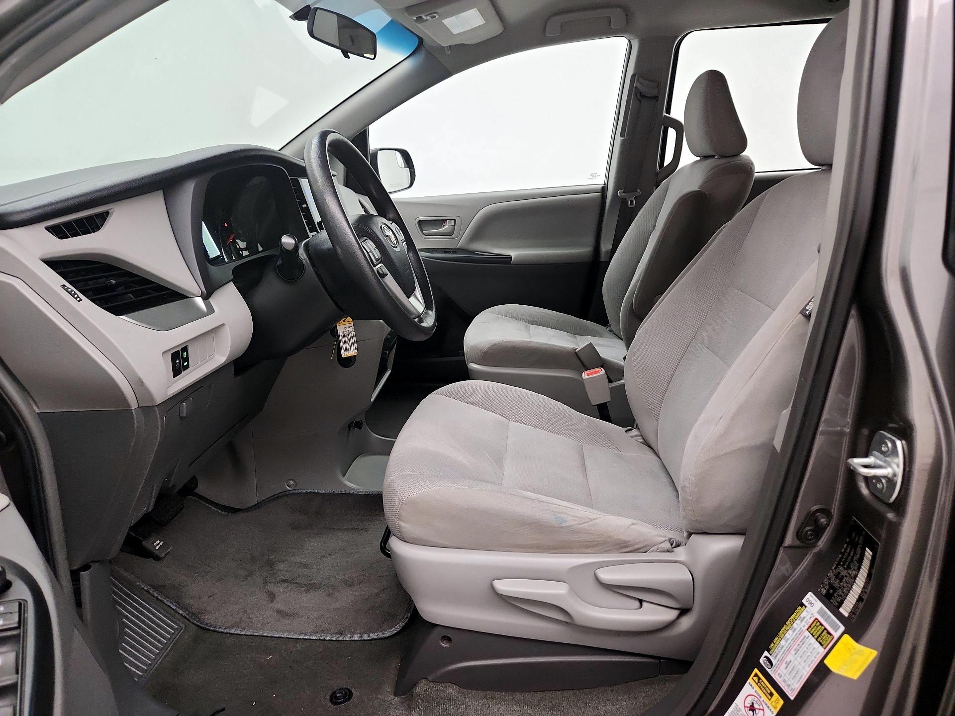Thumbnail: 2017 Toyota Sienna - 11