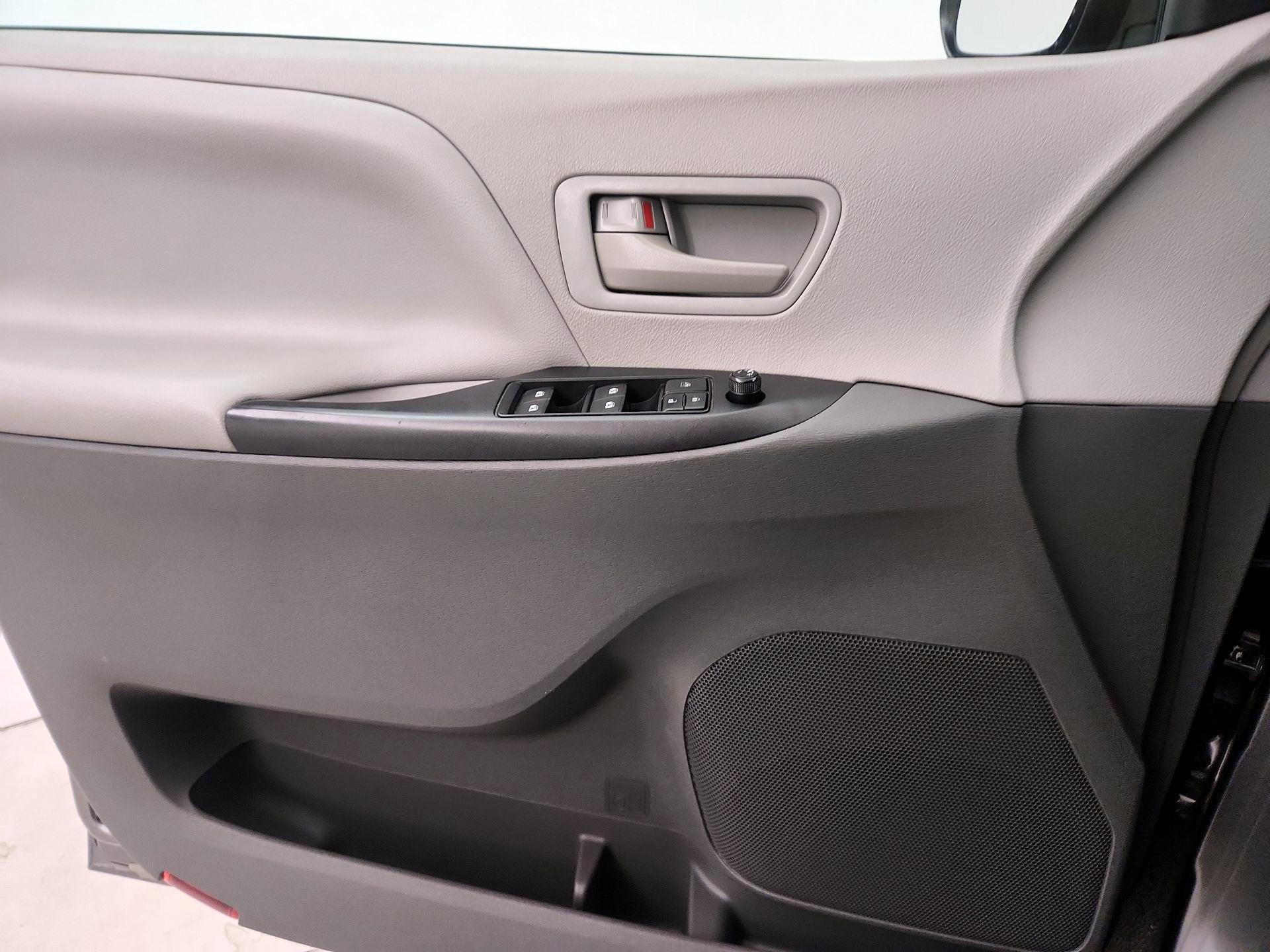 Thumbnail: 2017 Toyota Sienna - 12